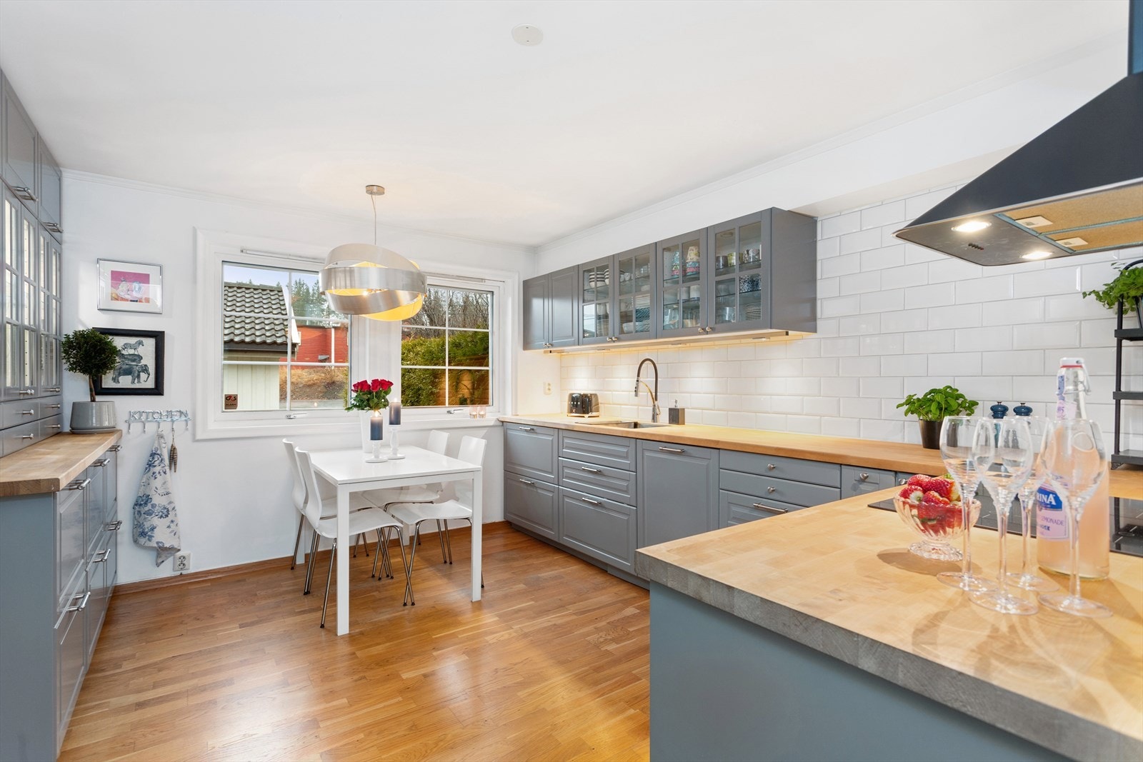 Integrerte hvitevarer som stekeovn, platetopp og oppvaskmaskin medfølger boligen ved salg. Galleribilde