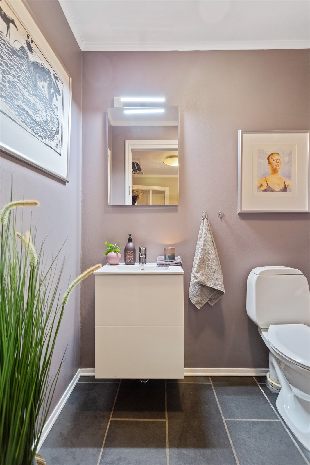 Det flislagte wc-rommet ligger i 1. etasje og ble overflateoppusset i 2019. Galleribilde