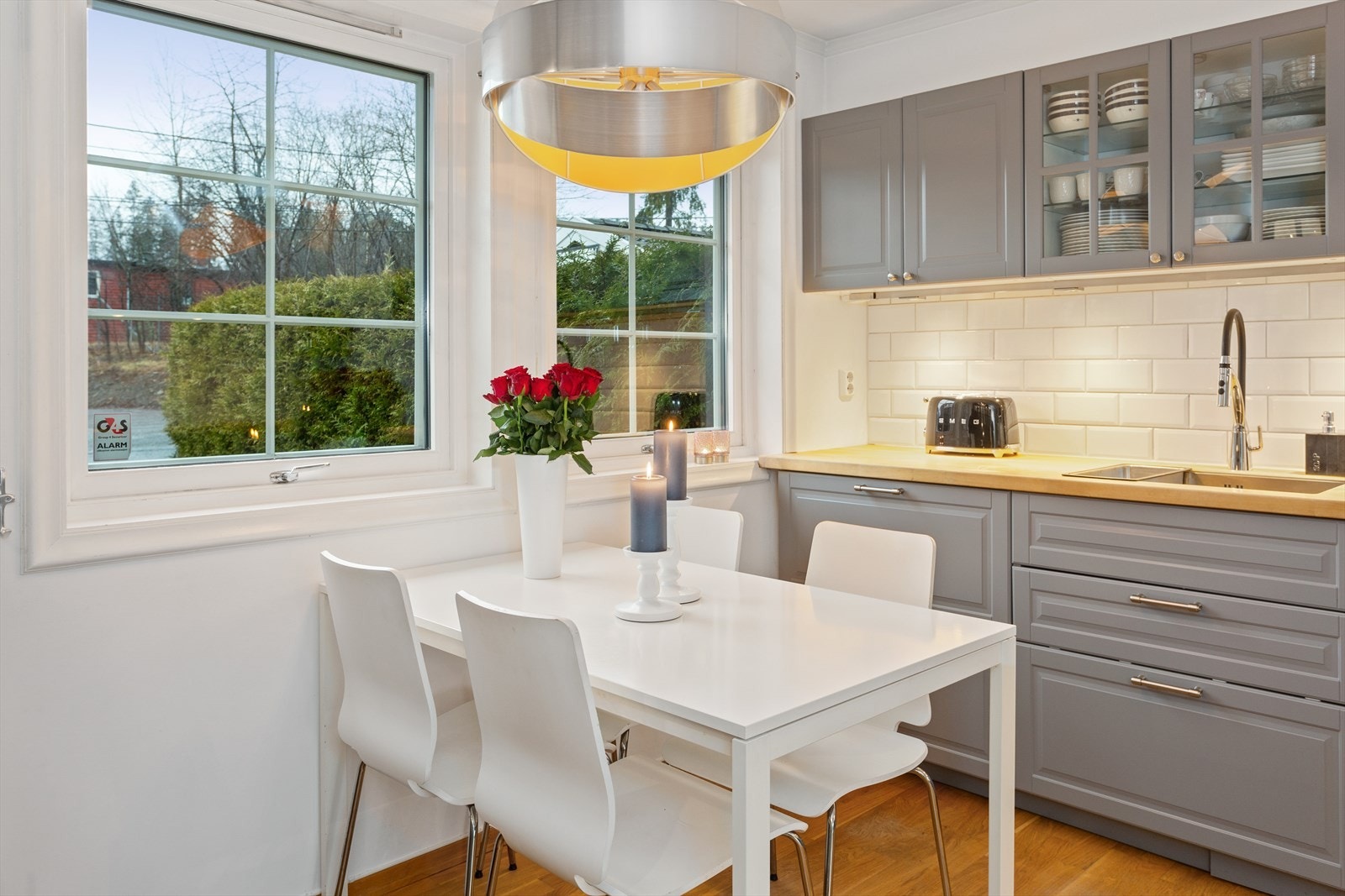 Plass til spisebord ved vinduet hvor du kan nyte frokosten med utsikt over hagen. Galleribilde