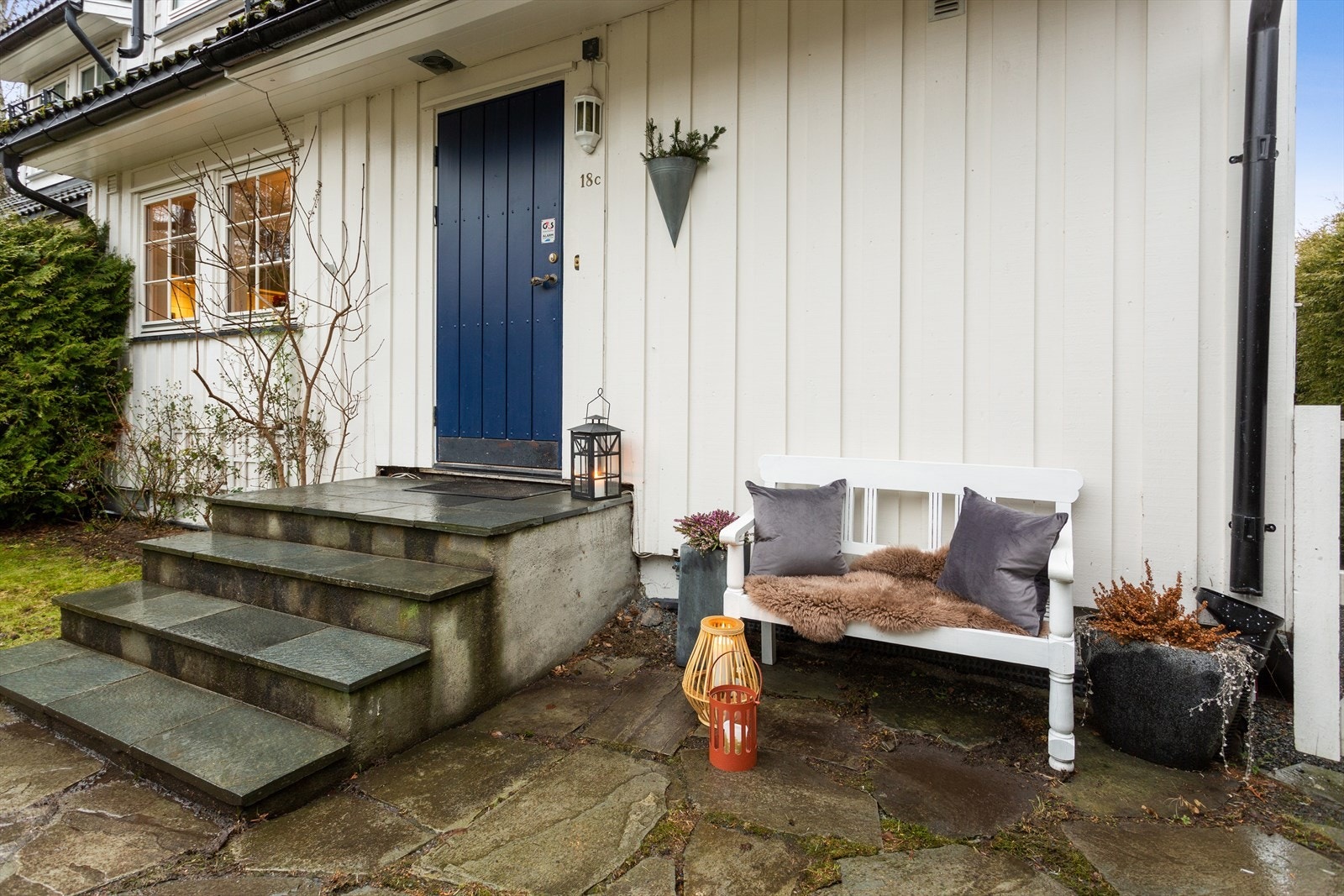 Pent opparbeidet hage på fremsiden av huset. Galleribilde