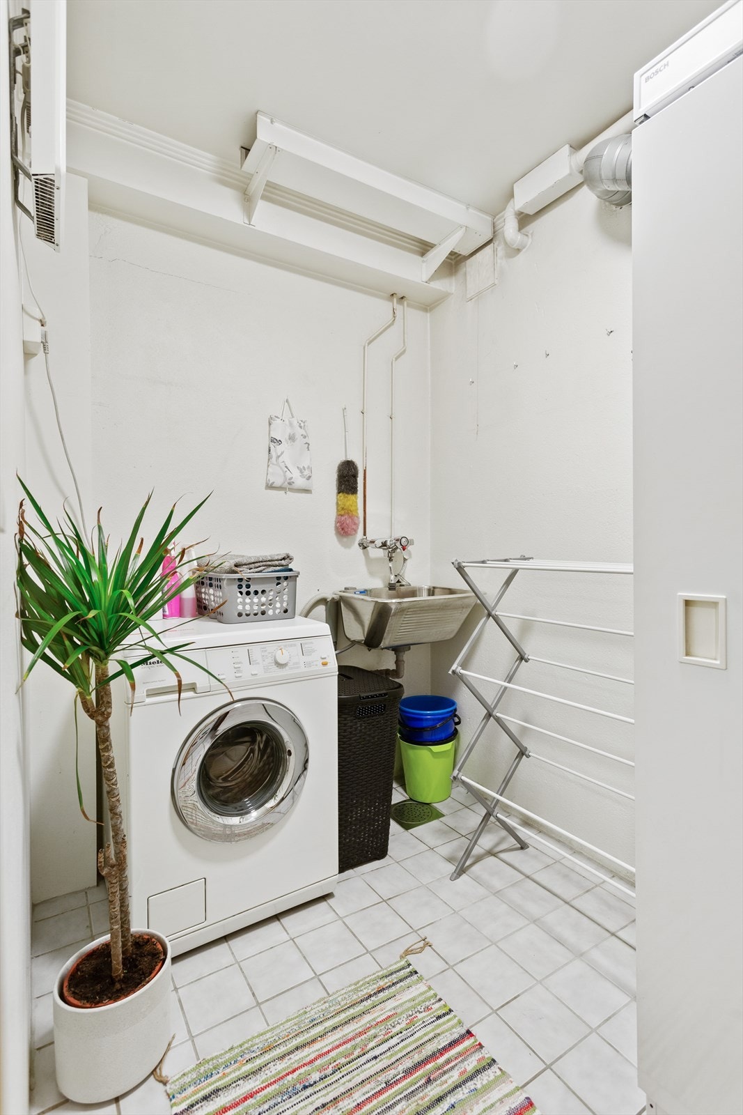 Vaskerommet ligger i underetasjen med opplegg for vaskemaskin, skyllekum og tørkeskap. Galleribilde