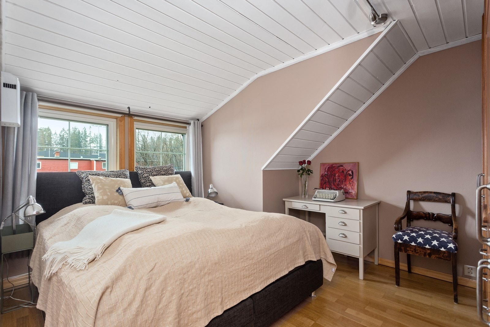 Boligen har tre soverom på samme plan malt i delikate farger og med parkett på gulvet. Galleribilde