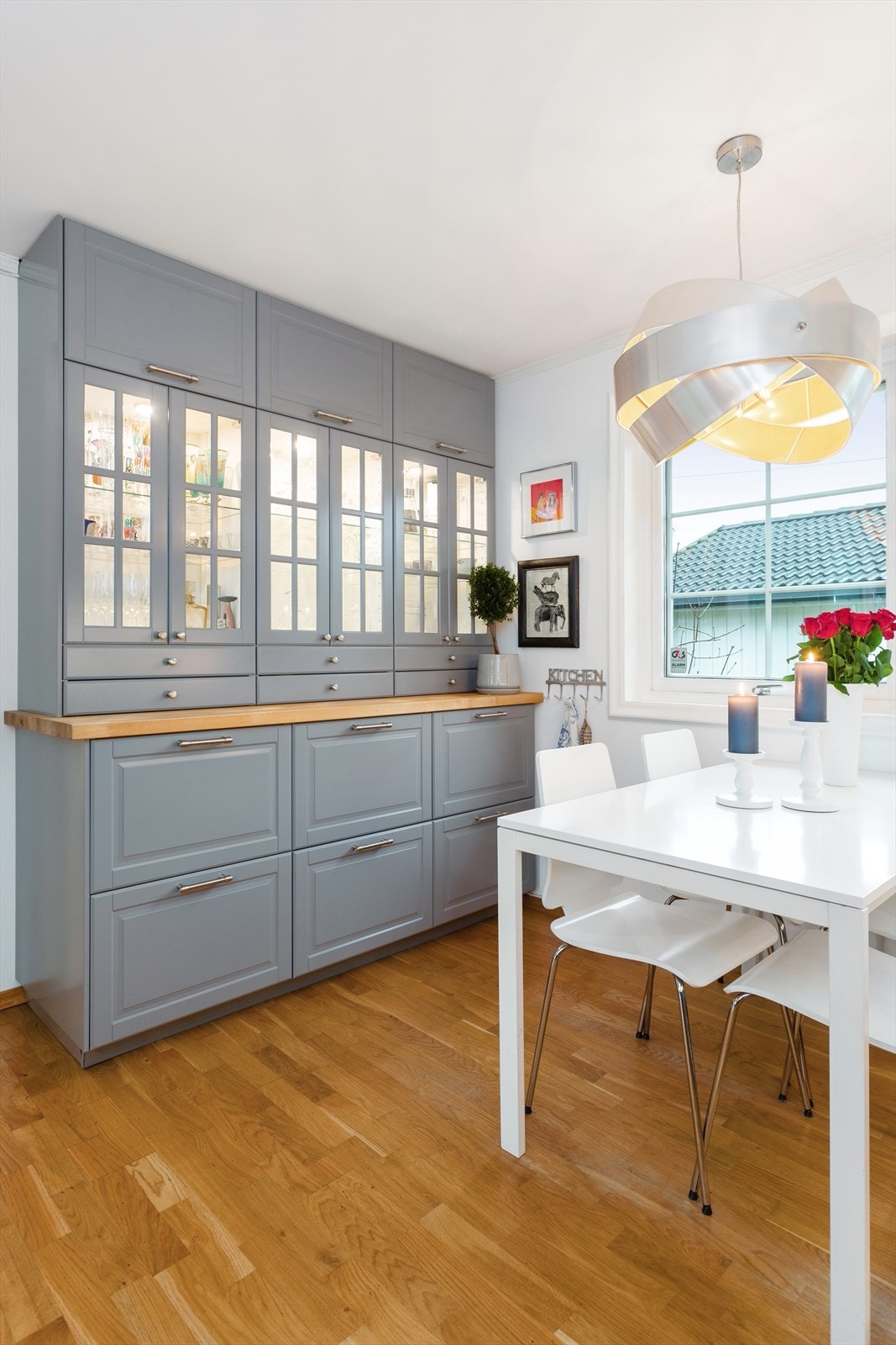 Godt med oppbevaring i vitrineskap og underskap. Galleribilde