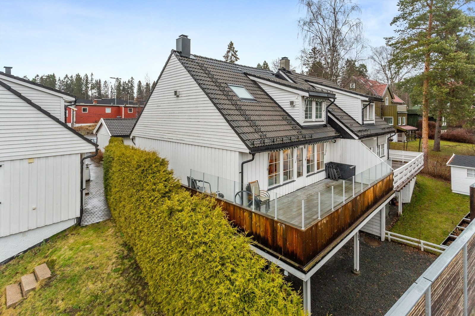 Eiendommen ligger i et skjermet, barnevennlig og veletablert boligområde. Galleribilde