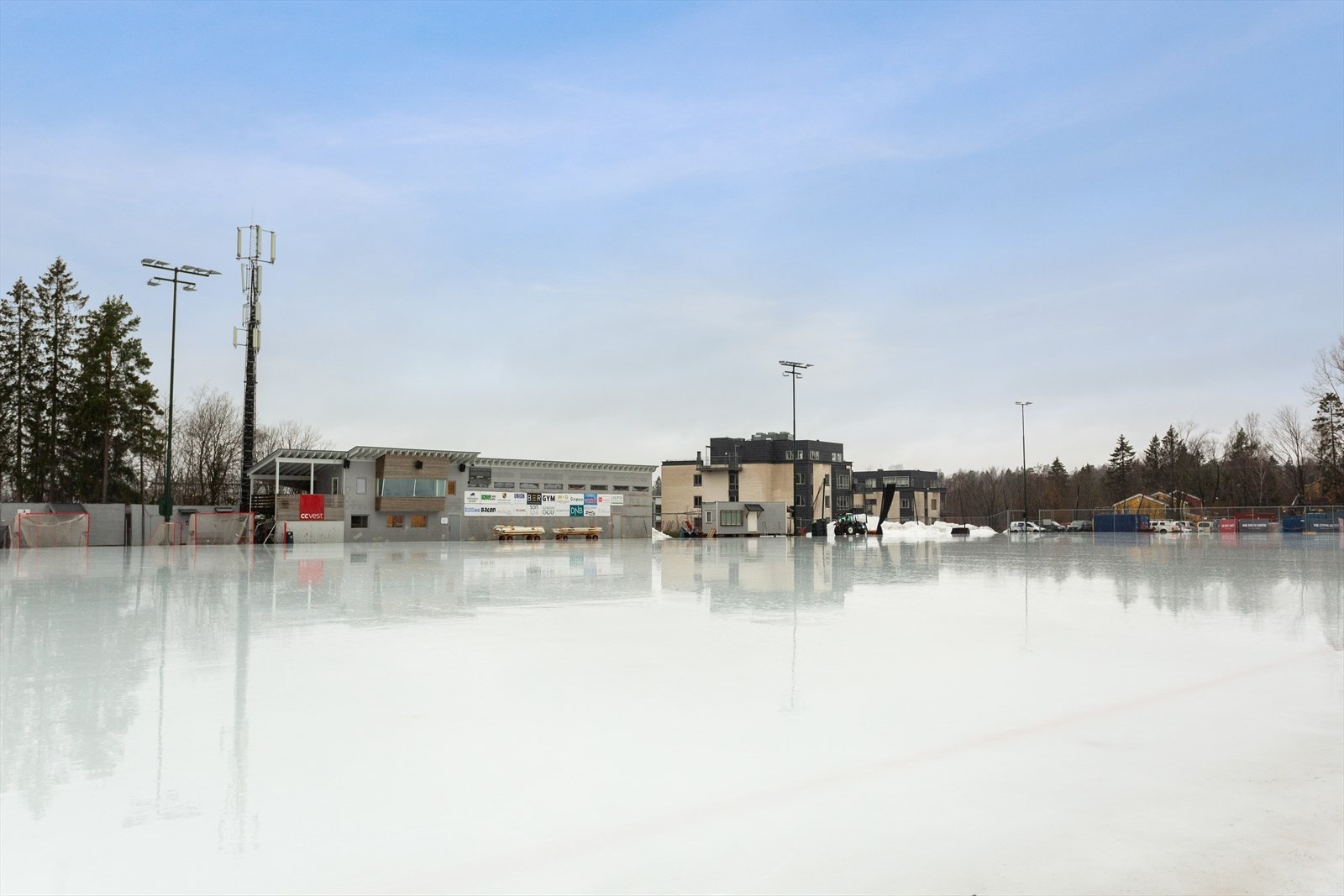 Skøytebane om vinteren til glede for store og små i umiddelbar nærhet til boligen. Galleribilde