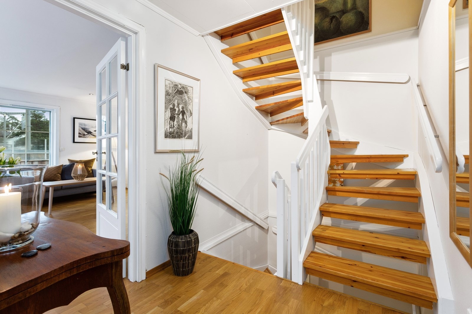 Trapp opp til 2. etasje og ned til underetasjen. Galleribilde