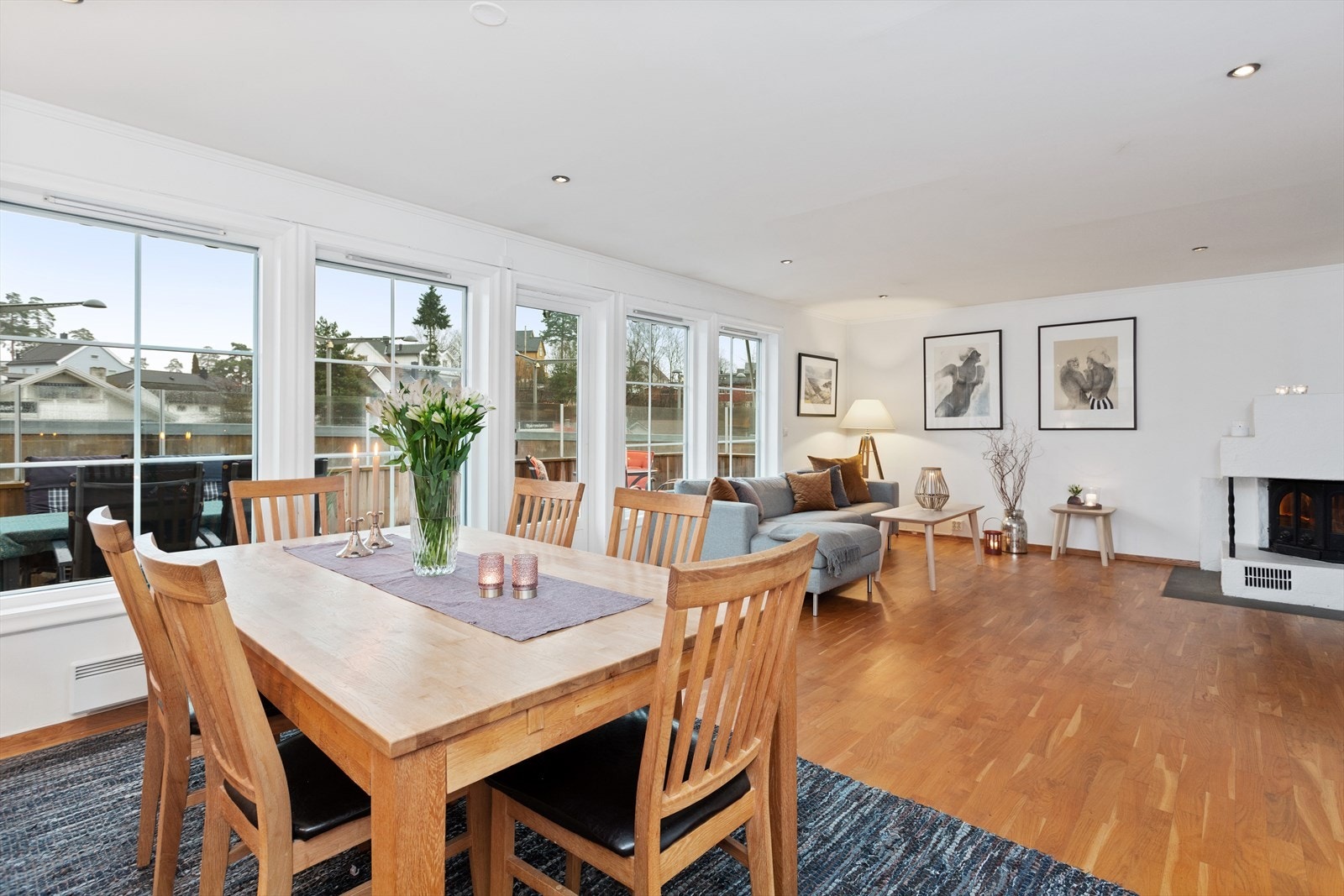 Inviter familie og gode venner til avslapping i sofakroken eller til middag rundt spisebordet. Galleribilde