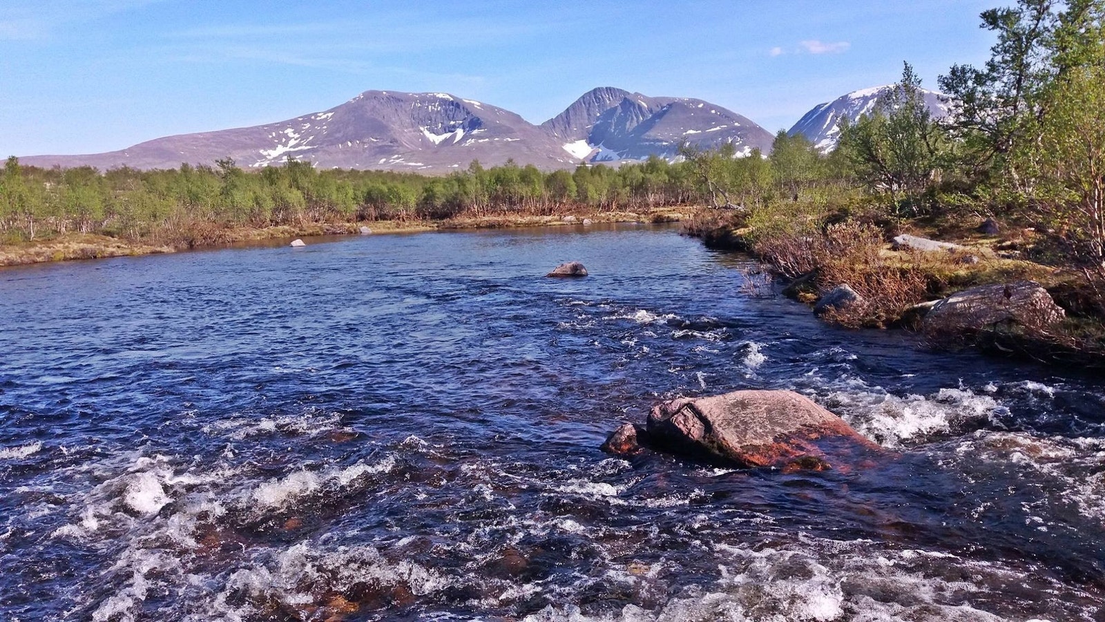Fra de stilleflytende partiene i Mistras øvre deler går elva over i stryk etterhvert som dalføret blir trangere, og ned mot sitt utløp ved Åkrestrømmen og Storsjøen.
foto: Knut Sinker Galleribilde