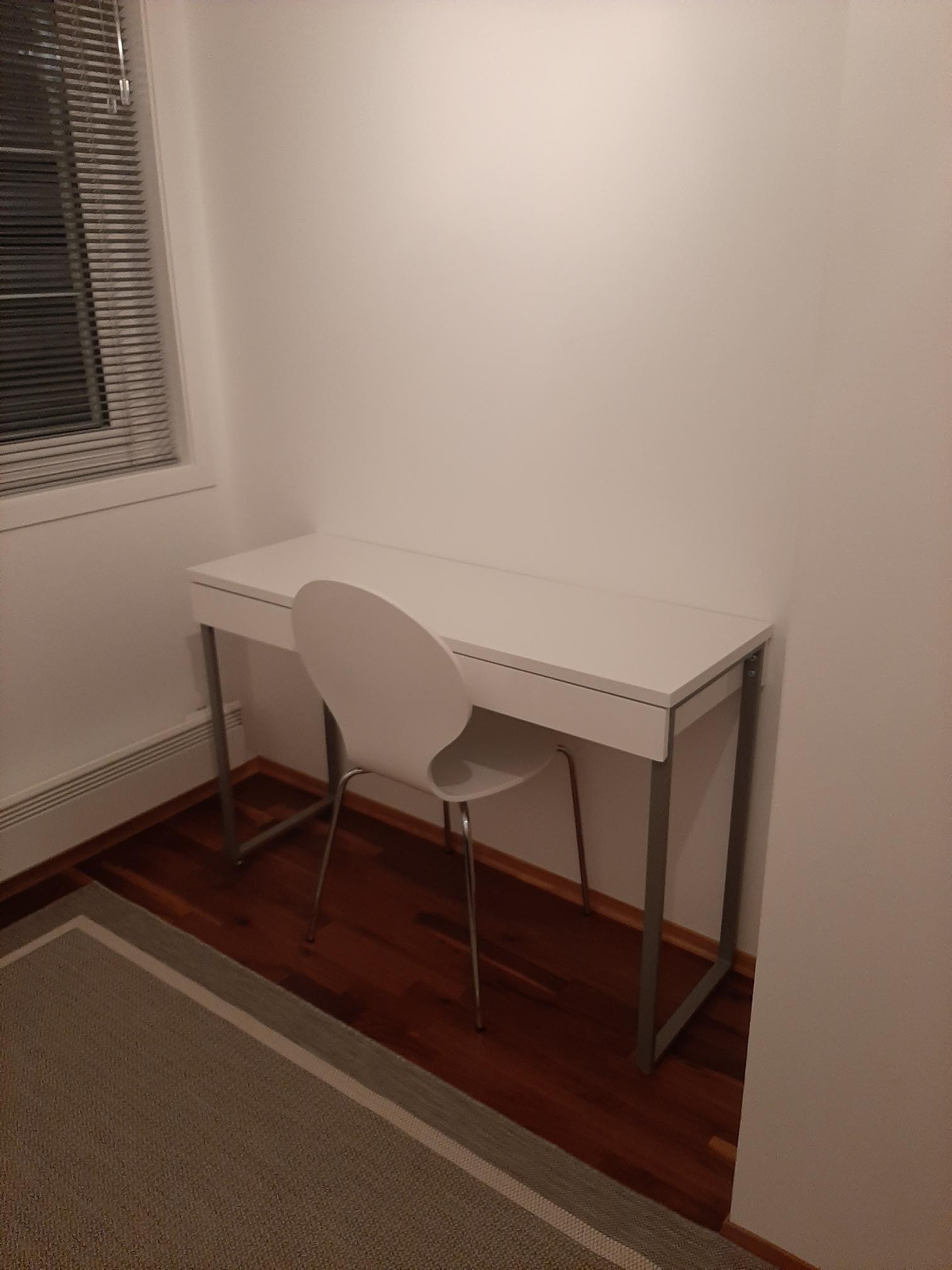 Fin skrivepult og stol. Galleribilde