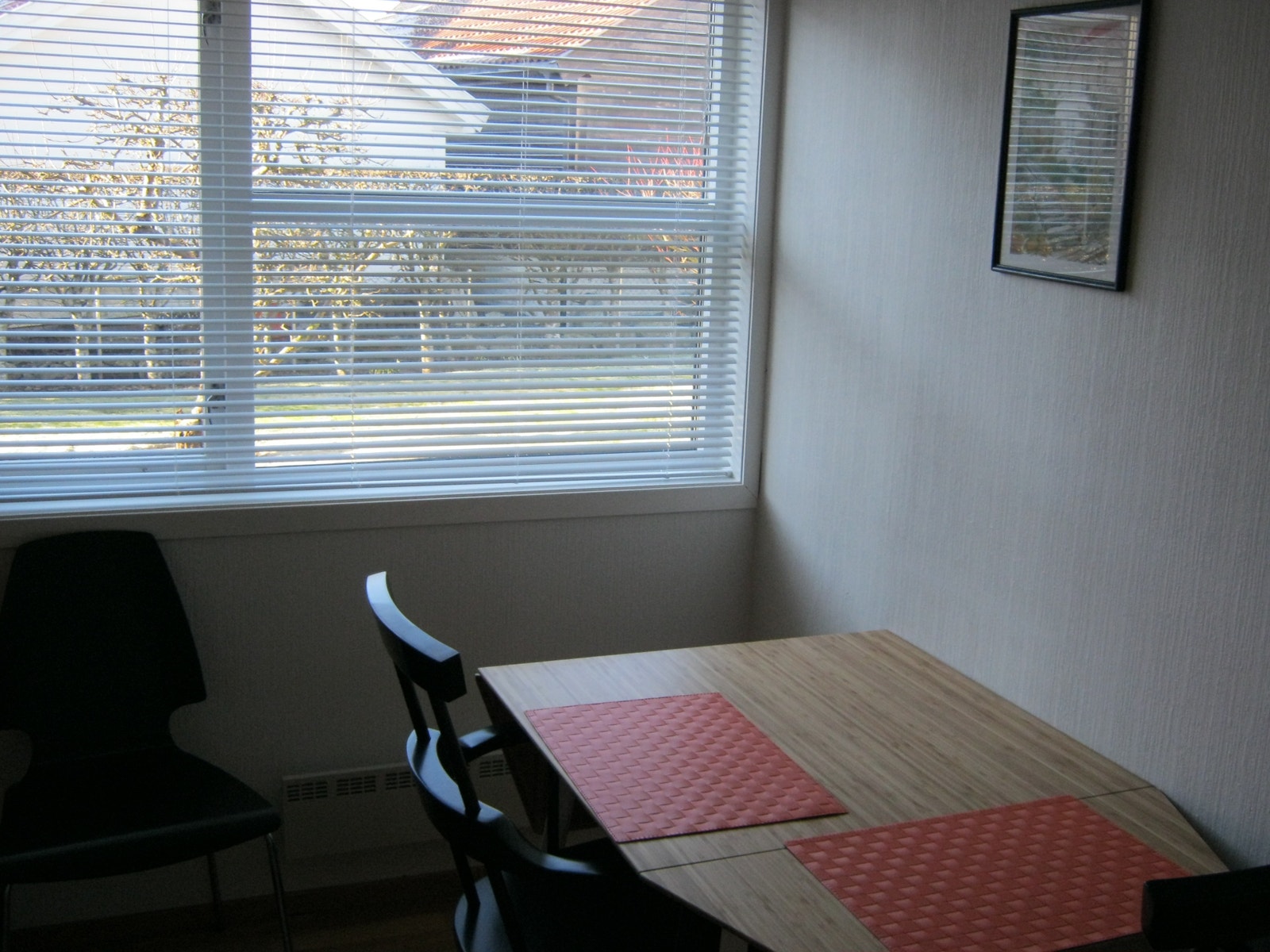 Romslig og godt utstyrt kjøkken med koselig spiseplass Galleribilde