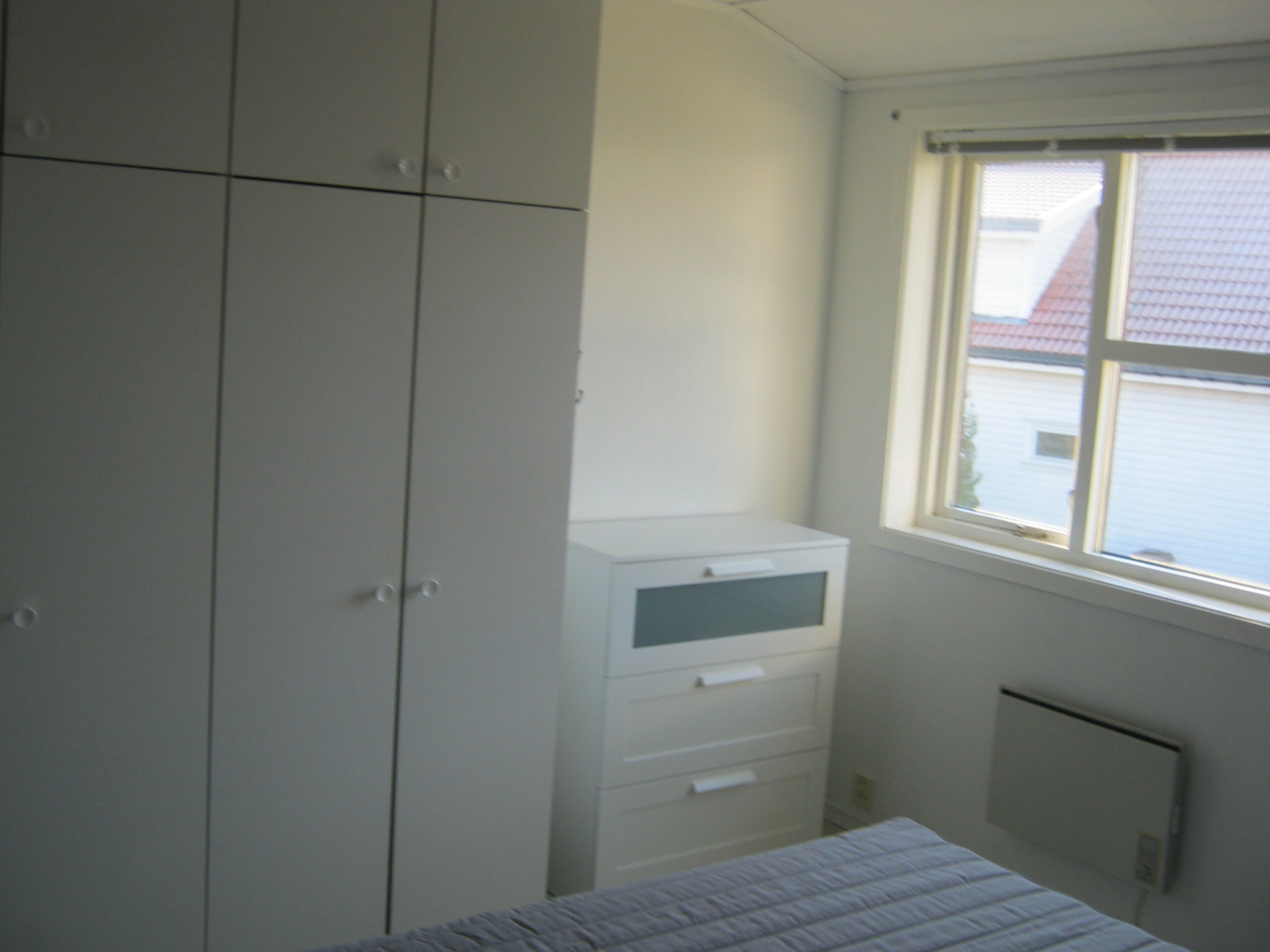 Romslig soverom med god skapplass Galleribilde