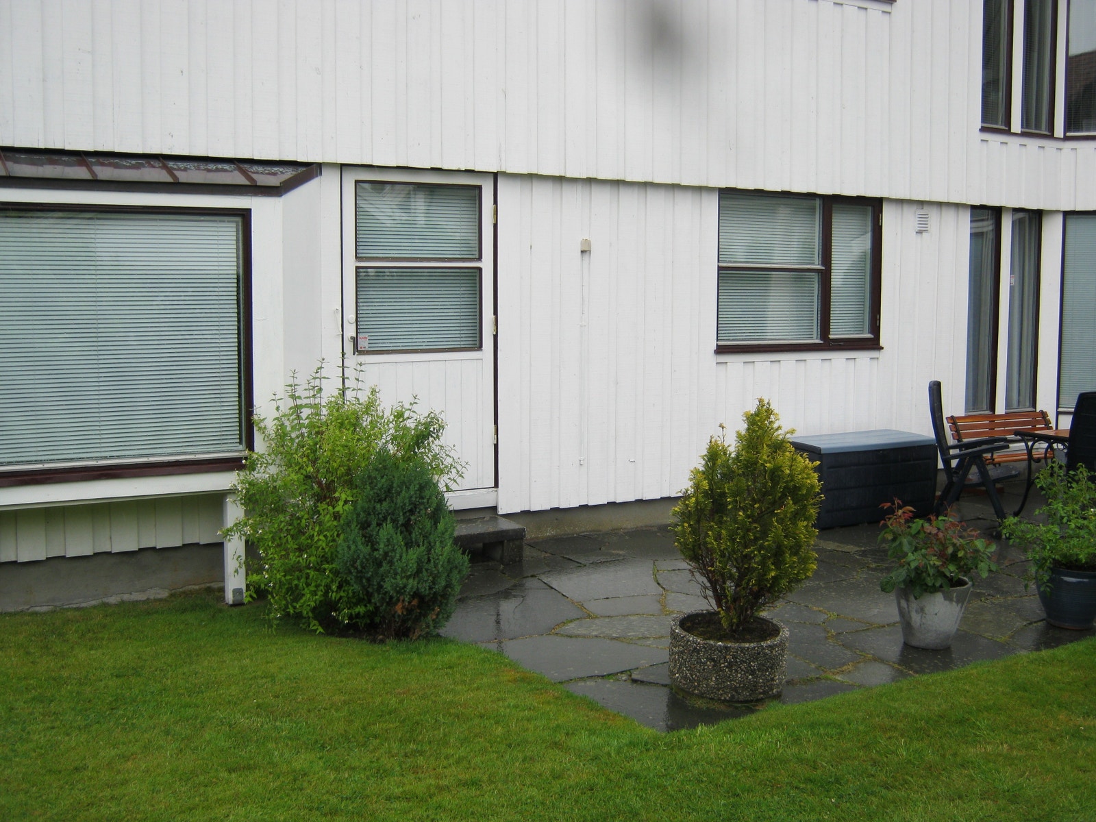 Utgang til solrik terrasse og hage Galleribilde