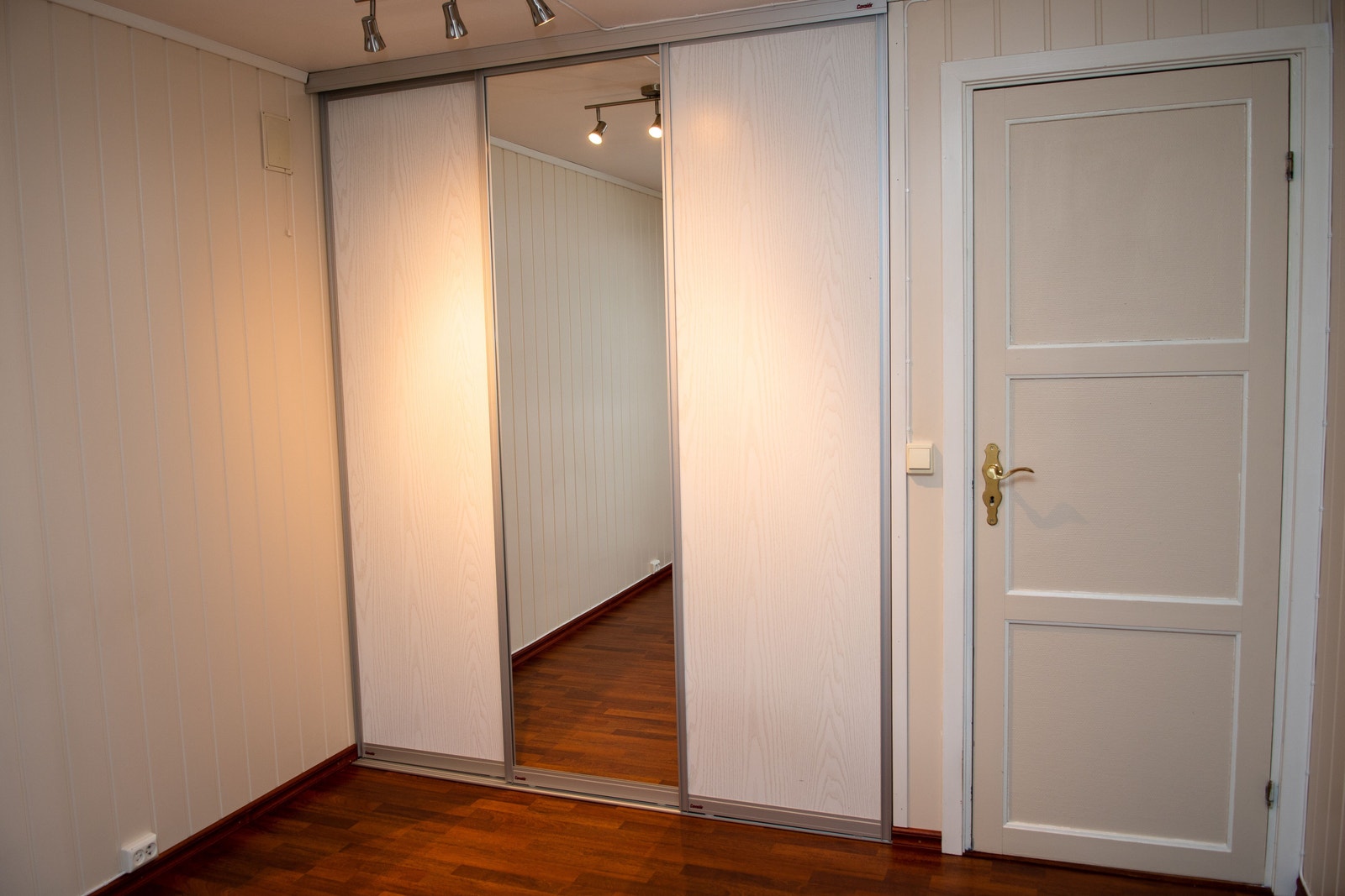 soverom 1 med klesskap Galleribilde