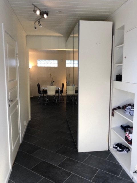 Romslig gang sett fra inngangsparti - soverom til venstre Galleribilde