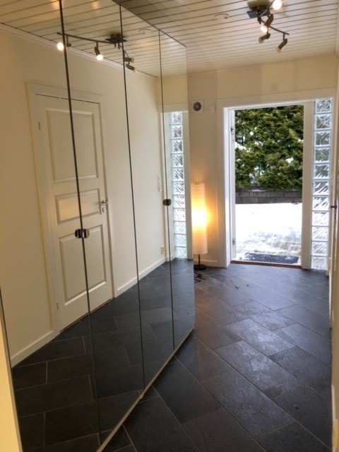 Romslig gang med god oppbevaringsplass - sett fra stue Galleribilde