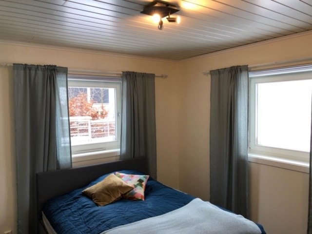 Soverom med dobbelseng Lysinnslipp fra begge ytterveggene Galleribilde