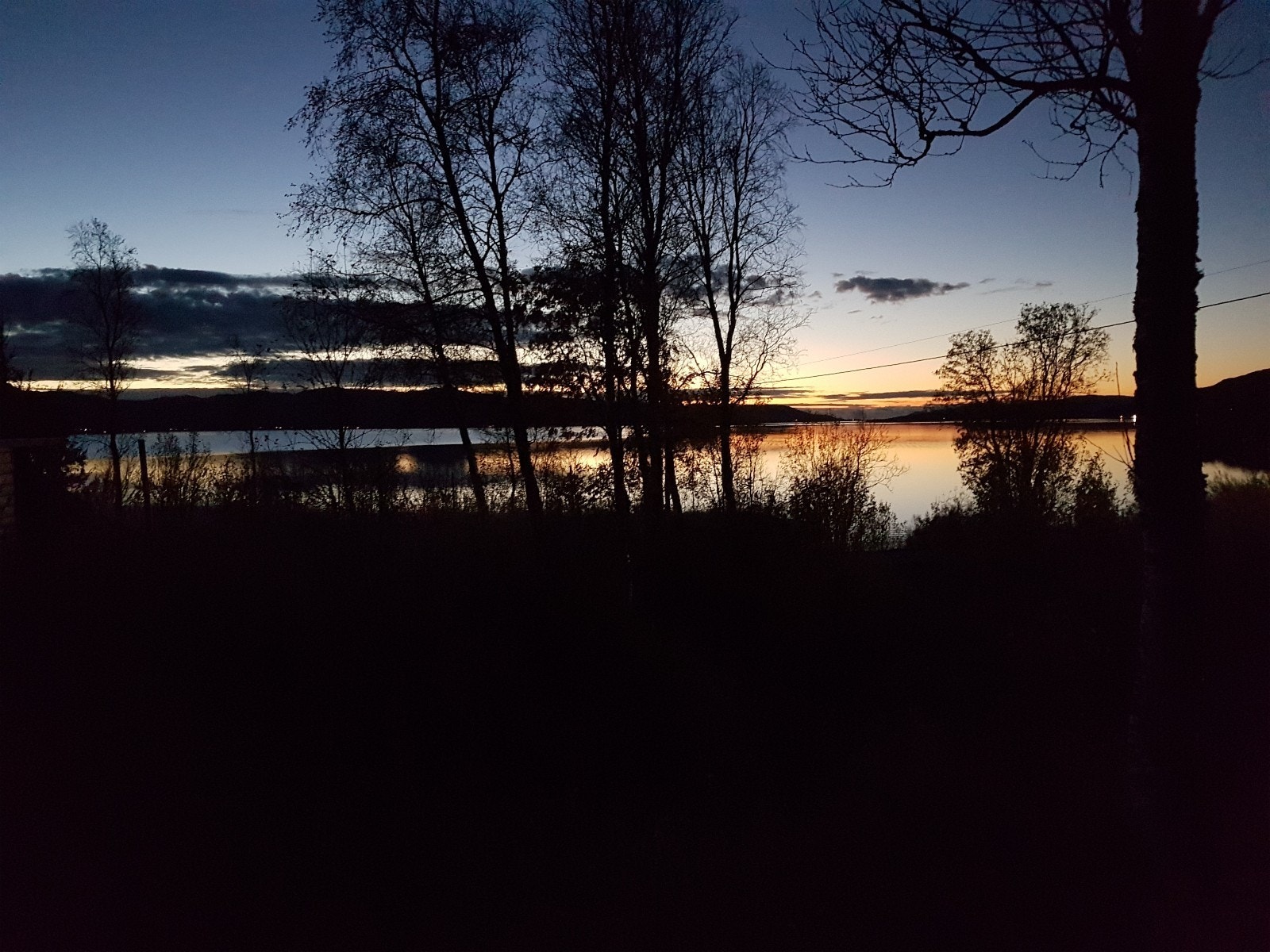 Utsikt fra hytten ned til sjøen. Galleribilde