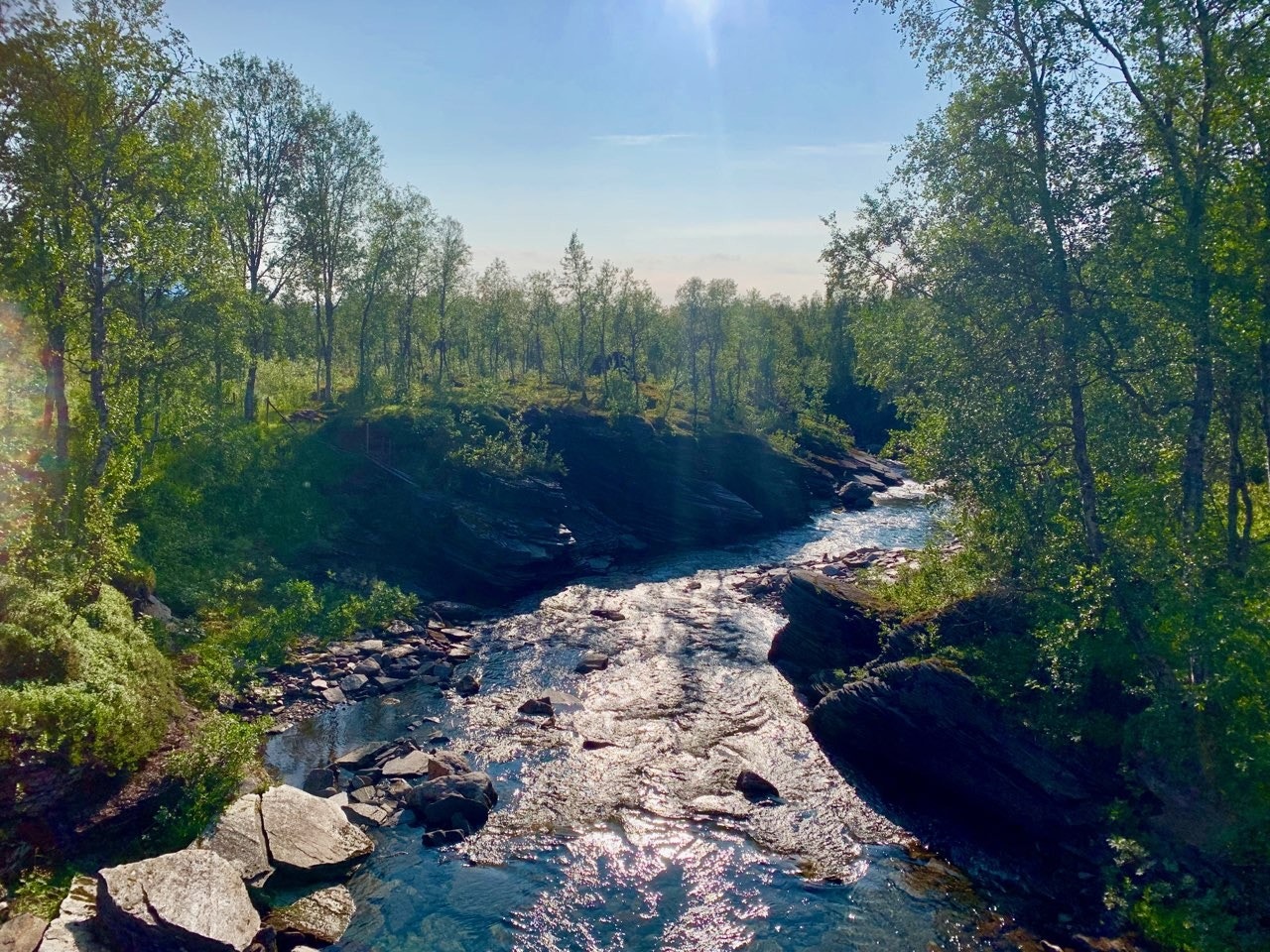 Langs Sandselva kan vi fiske eller bare nyte stien ned fra Fjellbygda til Sand. Galleribilde