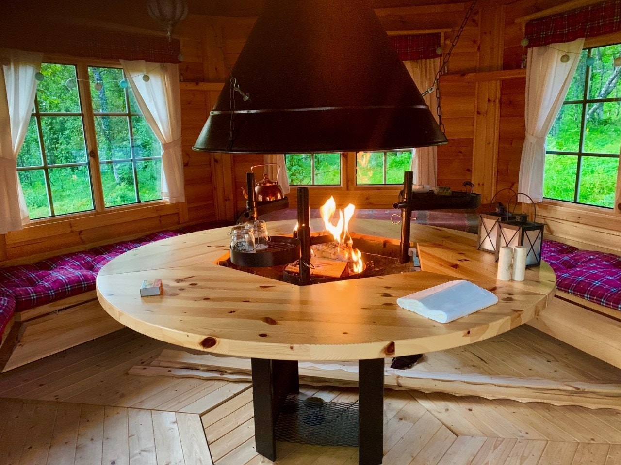 I grillhytten er det plass til sosiale lag og plass til 2 for overnatting på benken Galleribilde