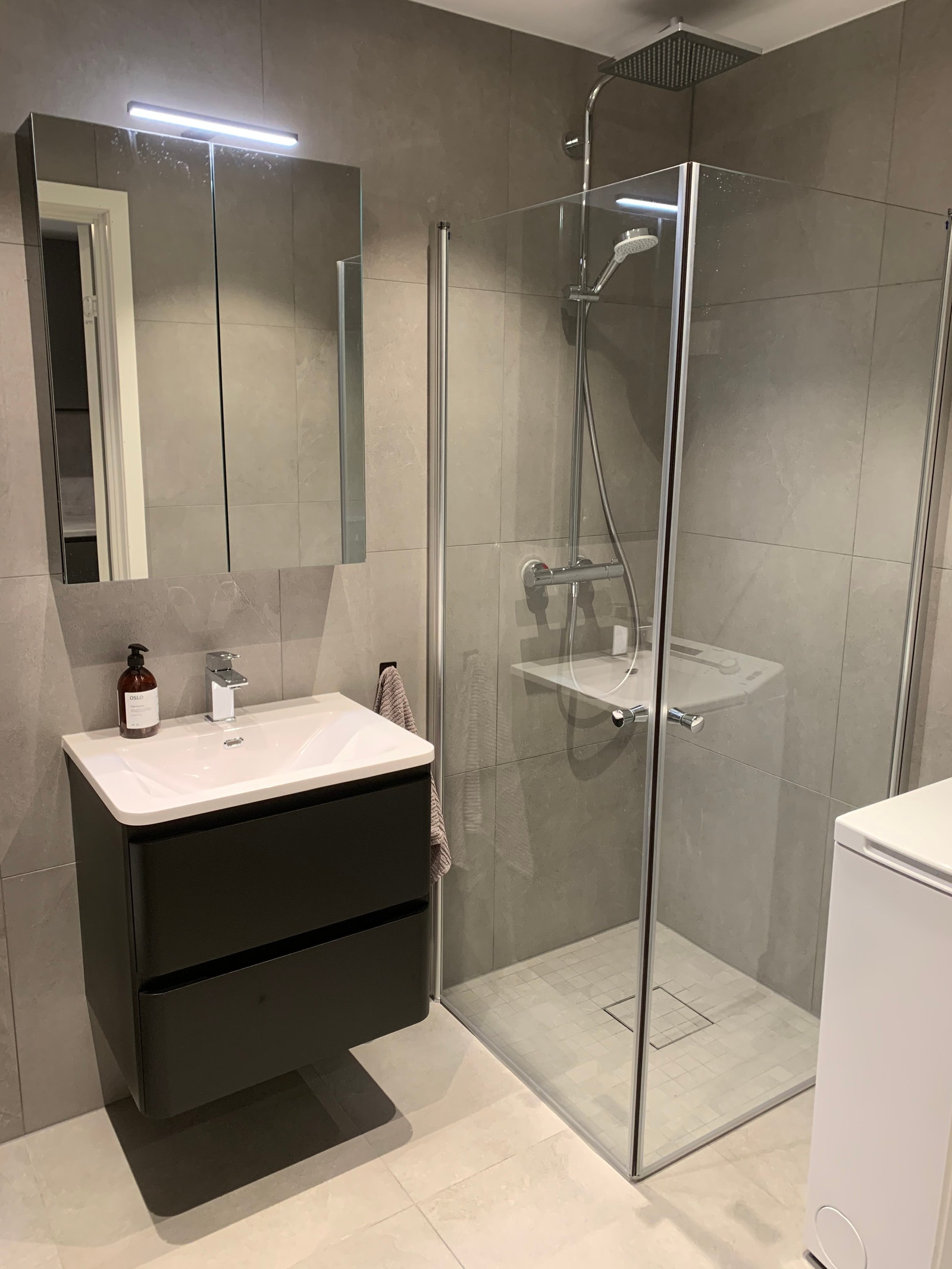 Bad med vaskemaskin Galleribilde