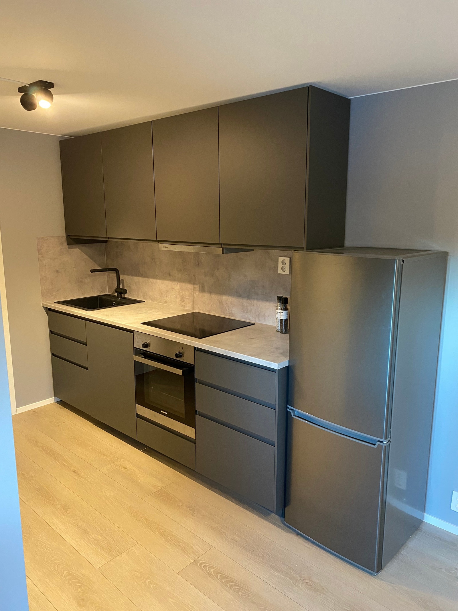 Kjøkken med hvitevarer Galleribilde