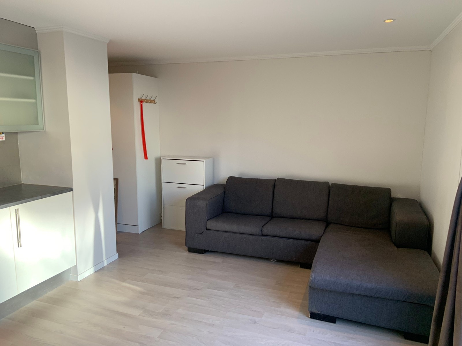Løsning 1. Sovesofa satt lengst bak inn mot vegg. Galleribilde