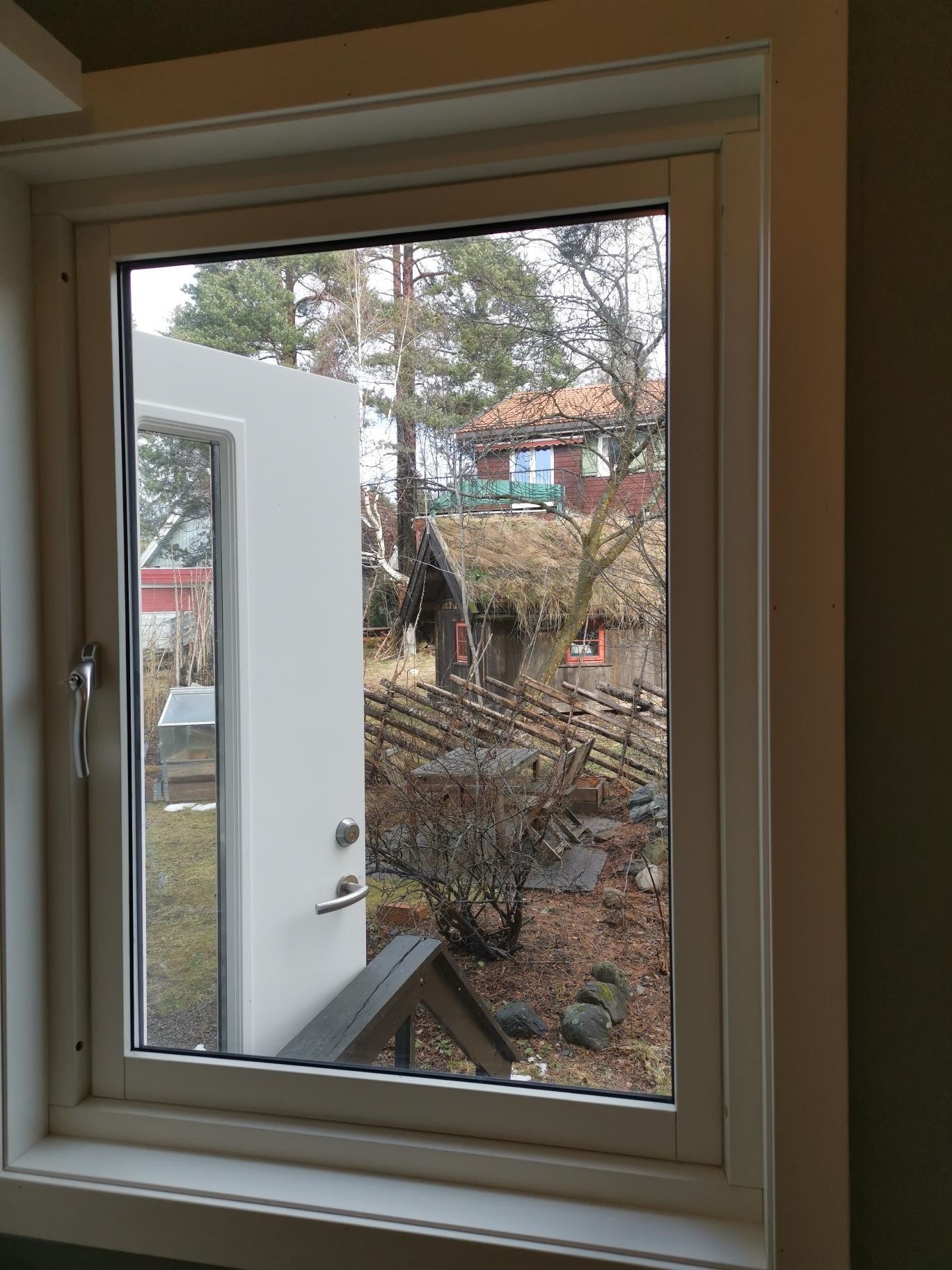 Utsikt fra kjøkkenvinduet til uteplattingen Galleribilde