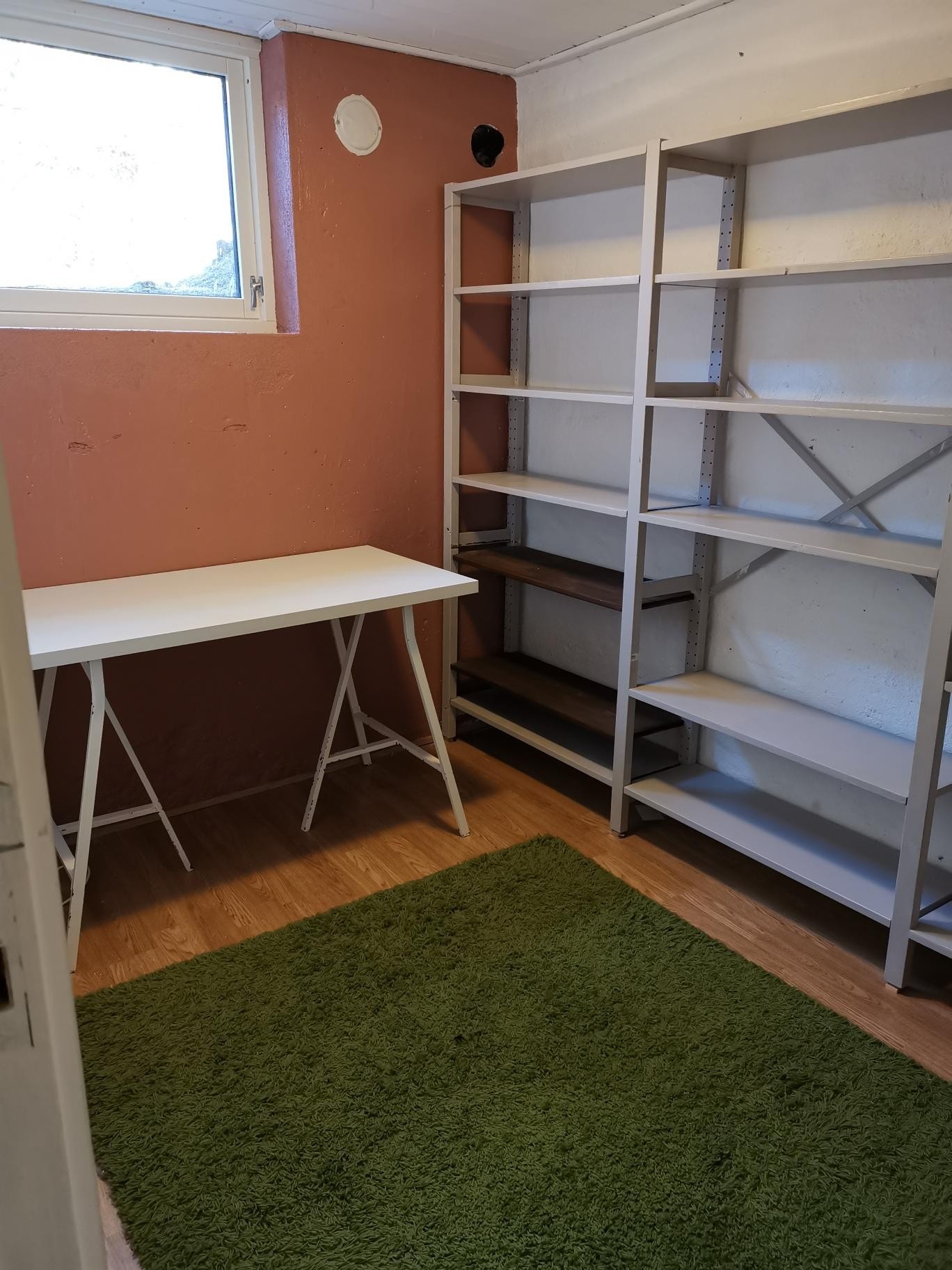 Rom i kjelleren. Kontor eller gjesterom? Galleribilde