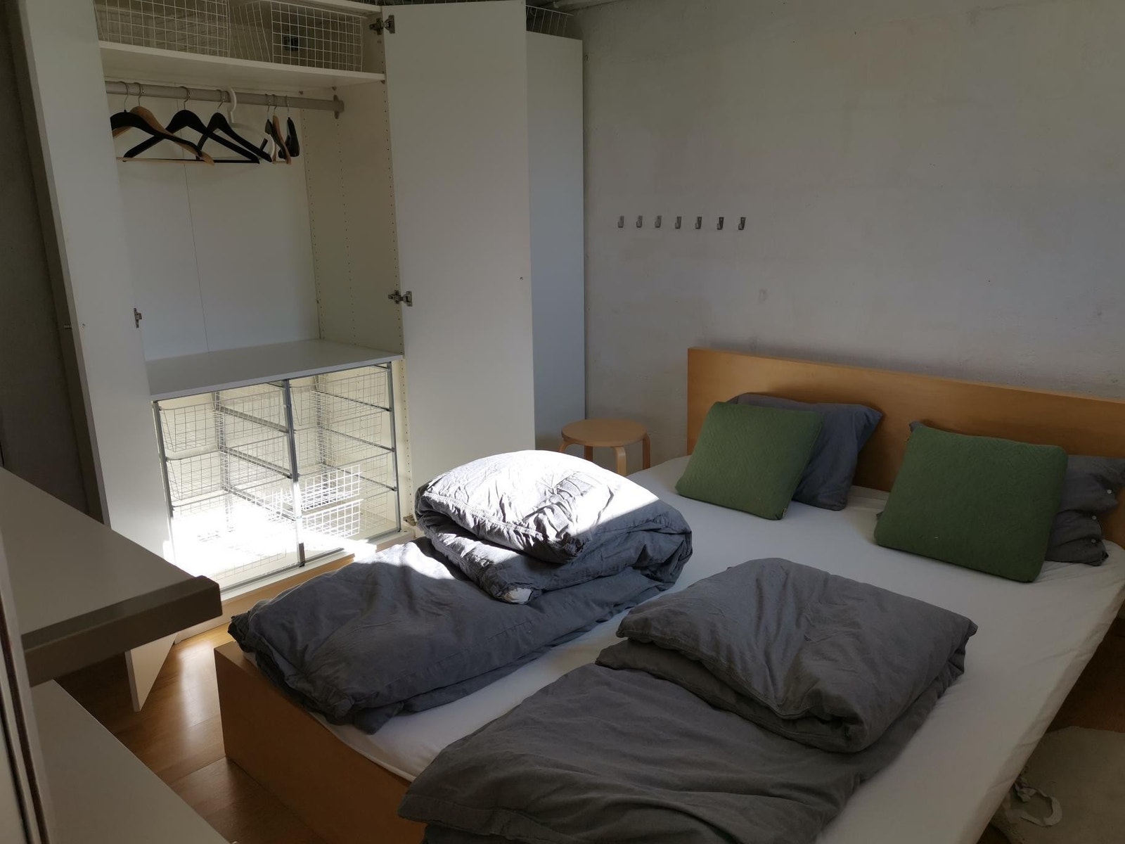 Masse skapplass på soverommet Galleribilde