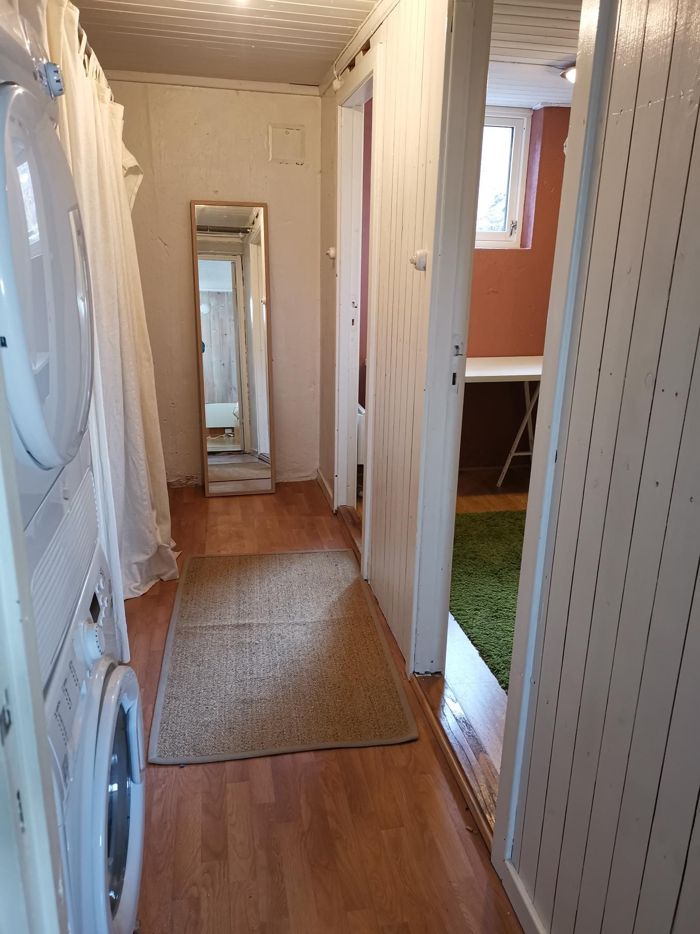 Vaskemaskin og tørketrommel i kjelleretasjen Galleribilde