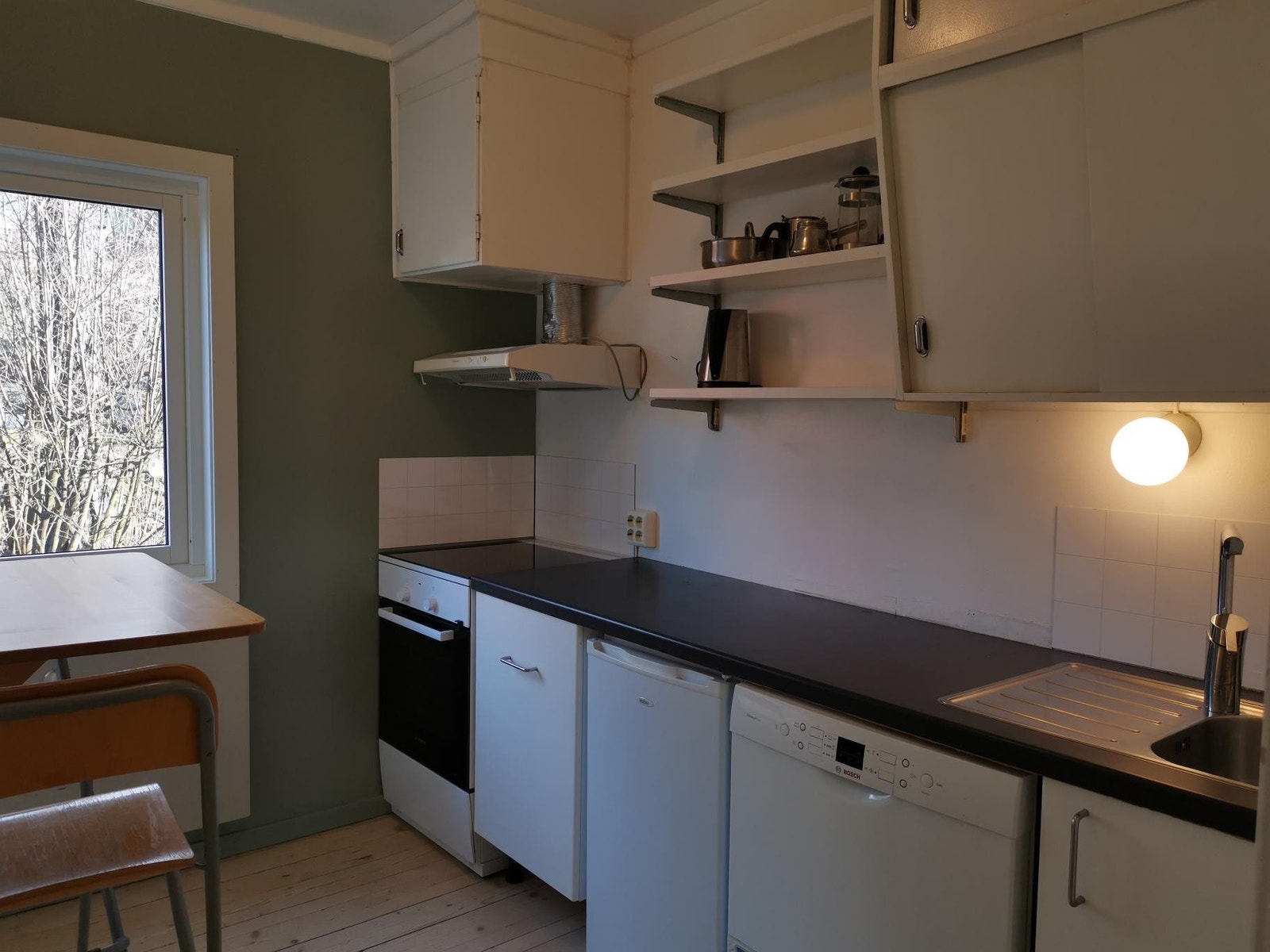 Funksjonelt kjøkken med kopper og kar inkl om ønskelig Galleribilde