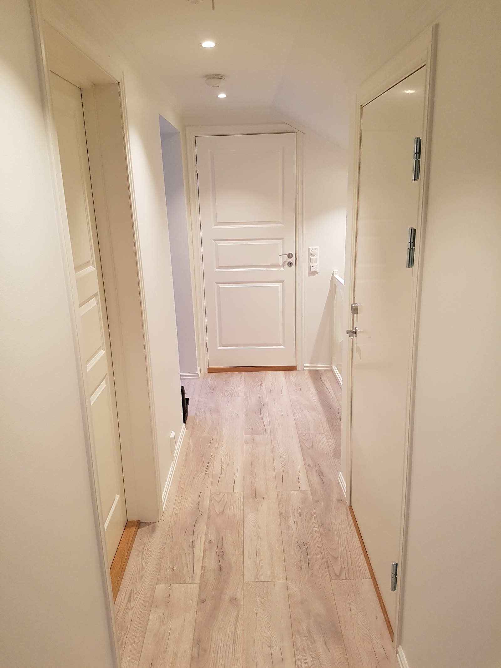 Gang mot baderom i hovedetasje Galleribilde