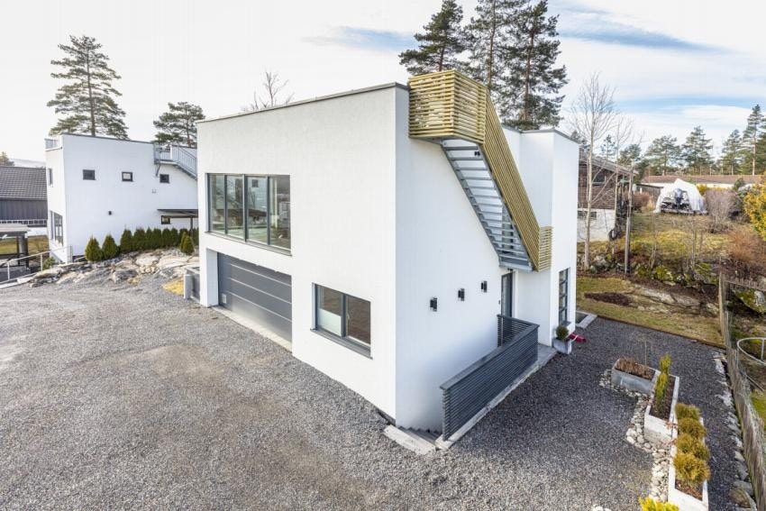 Egen inngang ved parkeringsmulighet ute Galleribilde