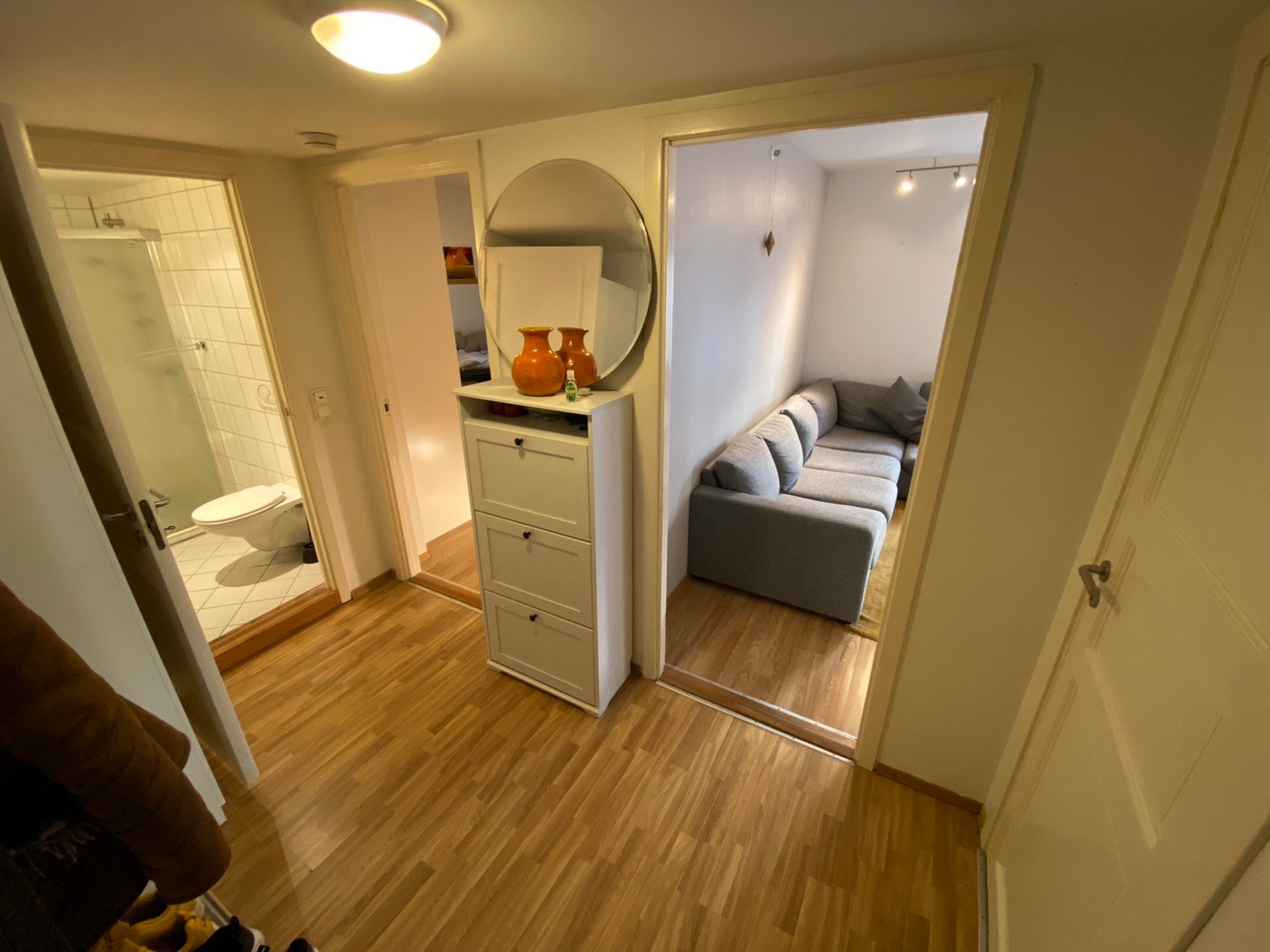 Entreen. Badet til venstre, soverom rett frem til venstre, stue rett frem, praktisk roterom til høyre. Galleribilde