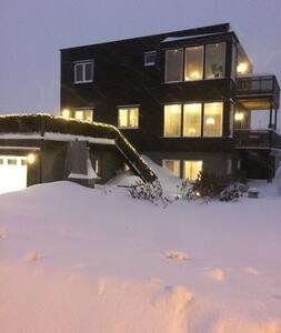 Hus utvendig vinter Galleribilde