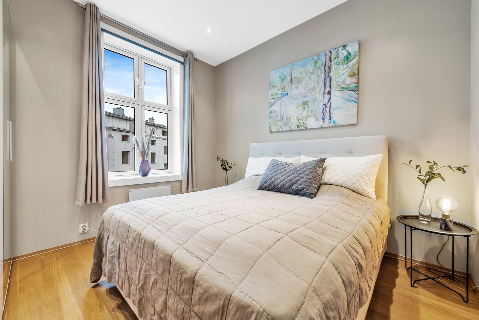 Trivelig soverom med garderobeskap Galleribilde