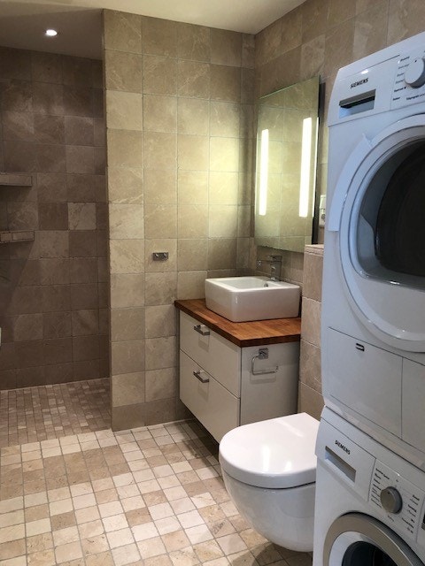 Flott flislagt bad med varmekabler og vask/tørk Galleribilde