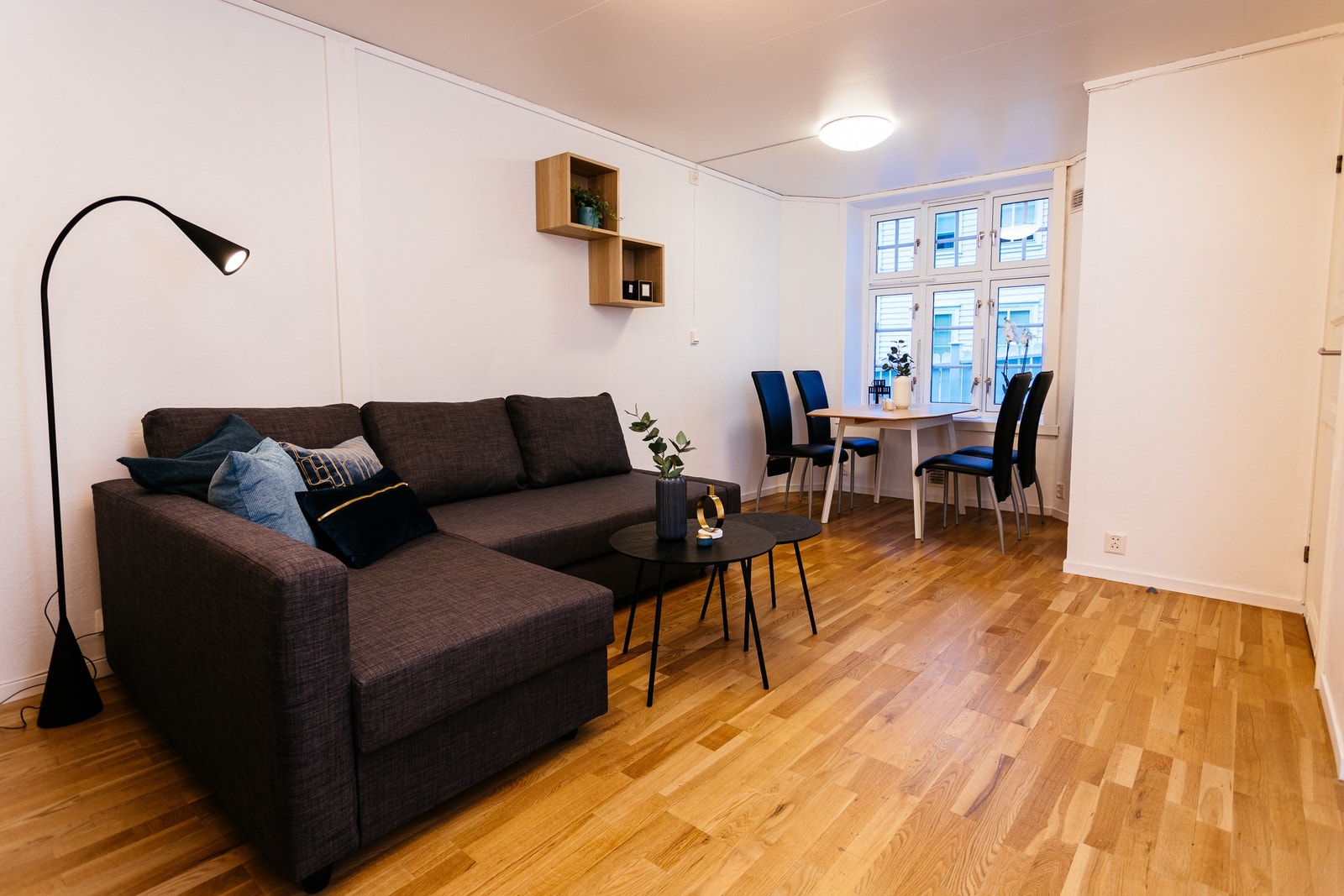 Stue og spisekrok (sofa er byttet ut med en annen) Galleribilde