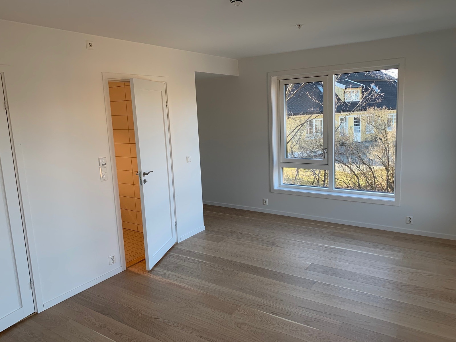 Hovedsoverom med eget bad og walk-in closet Galleribilde