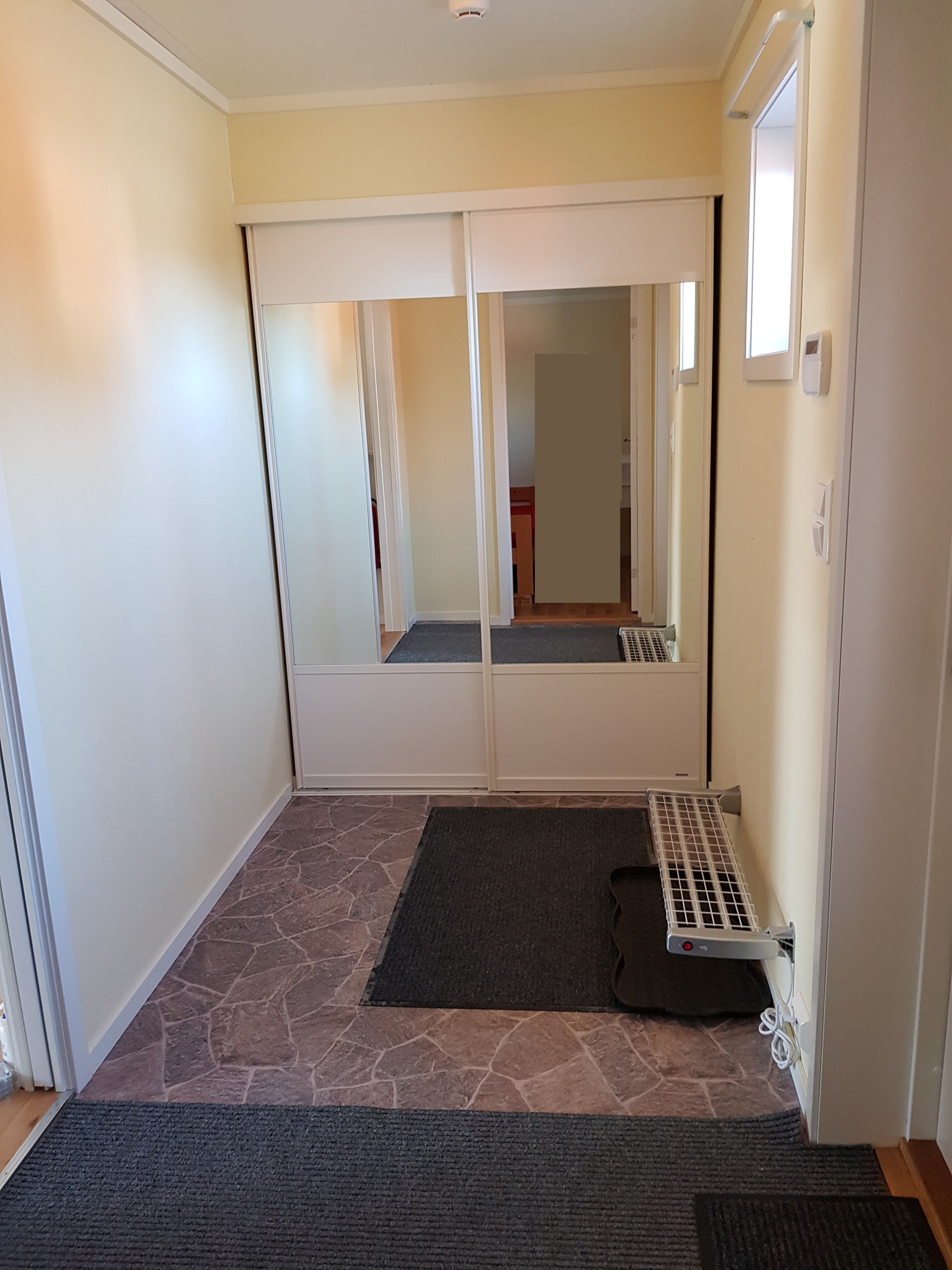 Entreen har en stort skyvedørsgarderobe, skohylle og varmehylle for sko. Galleribilde