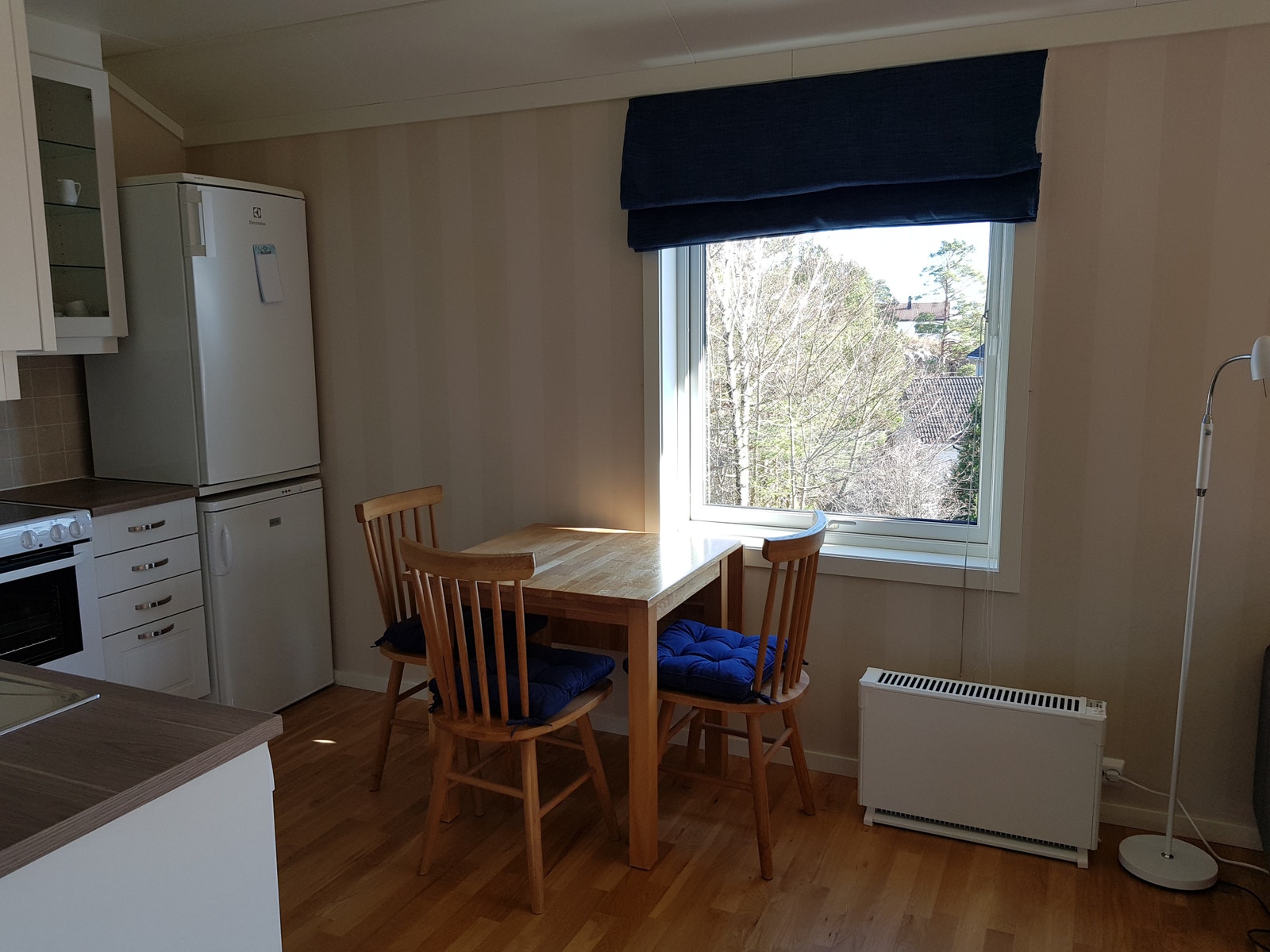 Kjøkkenet har åpen løsning, og har et lite kjøkkenbord Galleribilde
