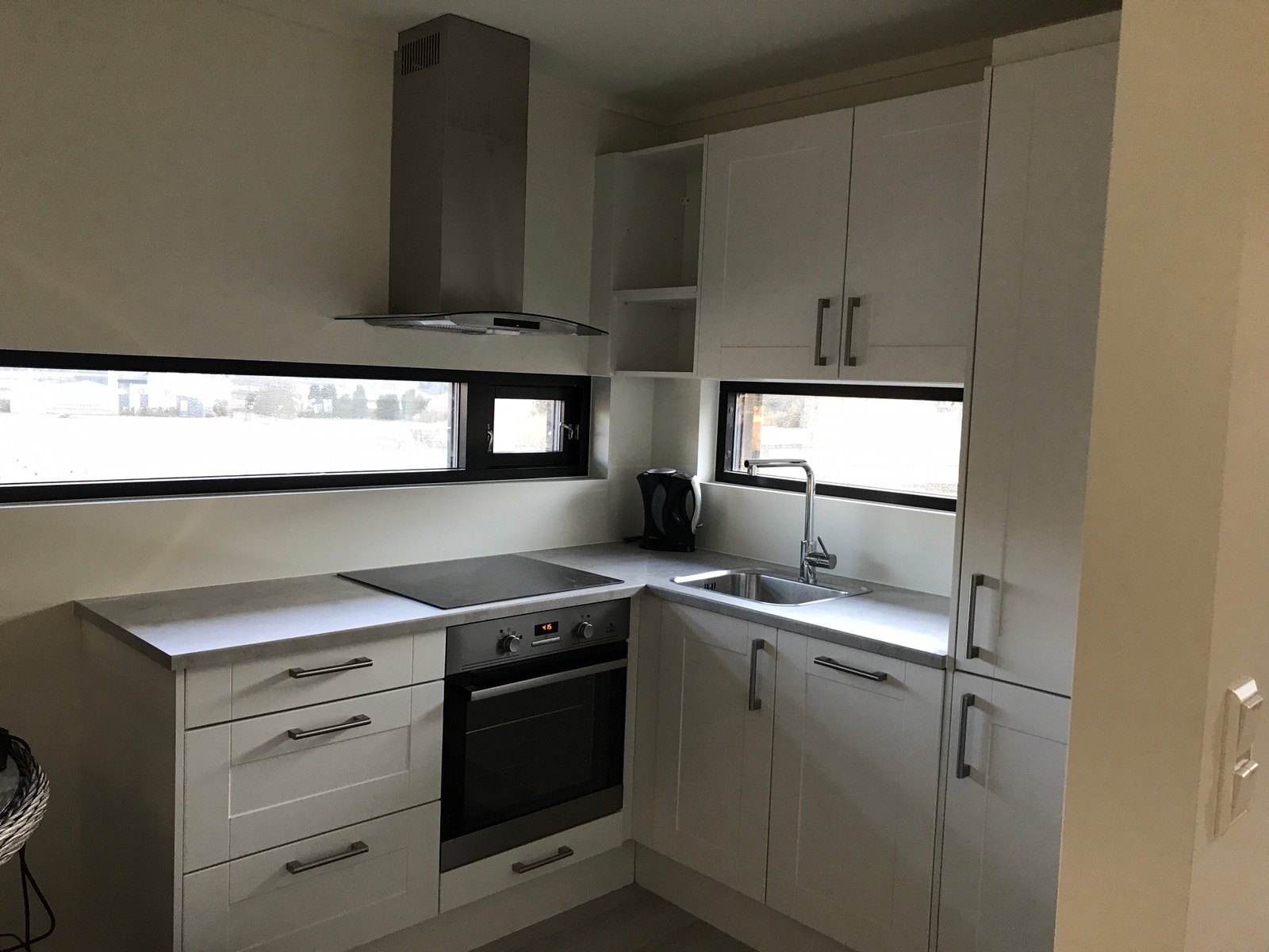 Pent kjøkken med integrerte hvitevarer Galleribilde