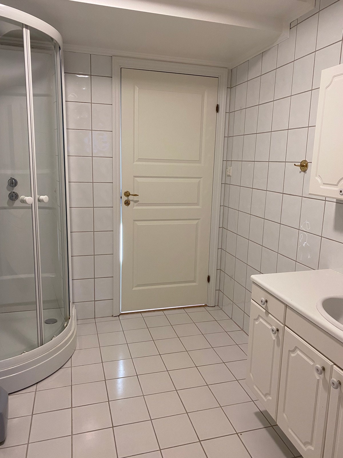 Romslig bad med gulvvarme, vaskemaskin, dusj, vask. Galleribilde