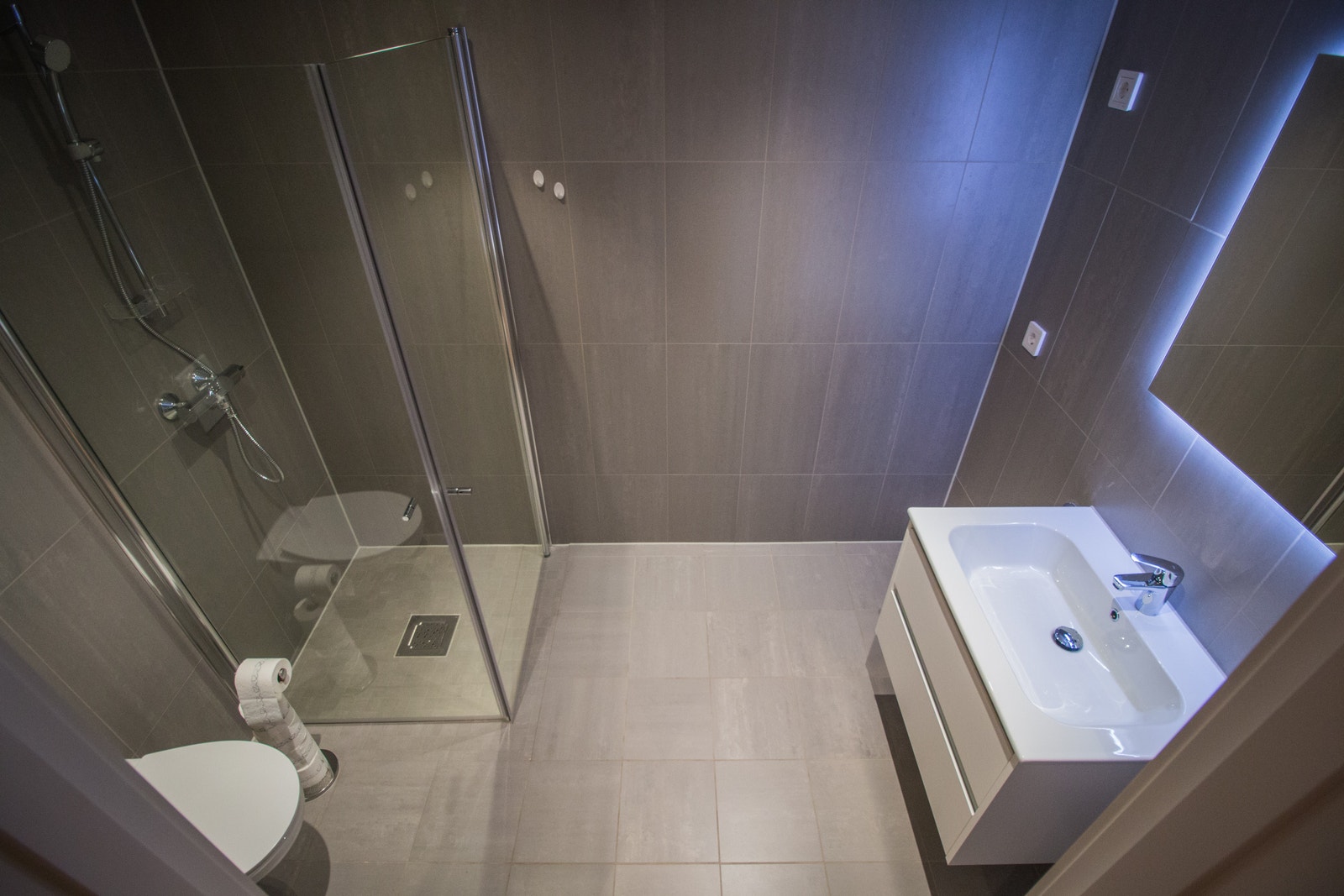 Delikat bad m/ mørke fliser Galleribilde