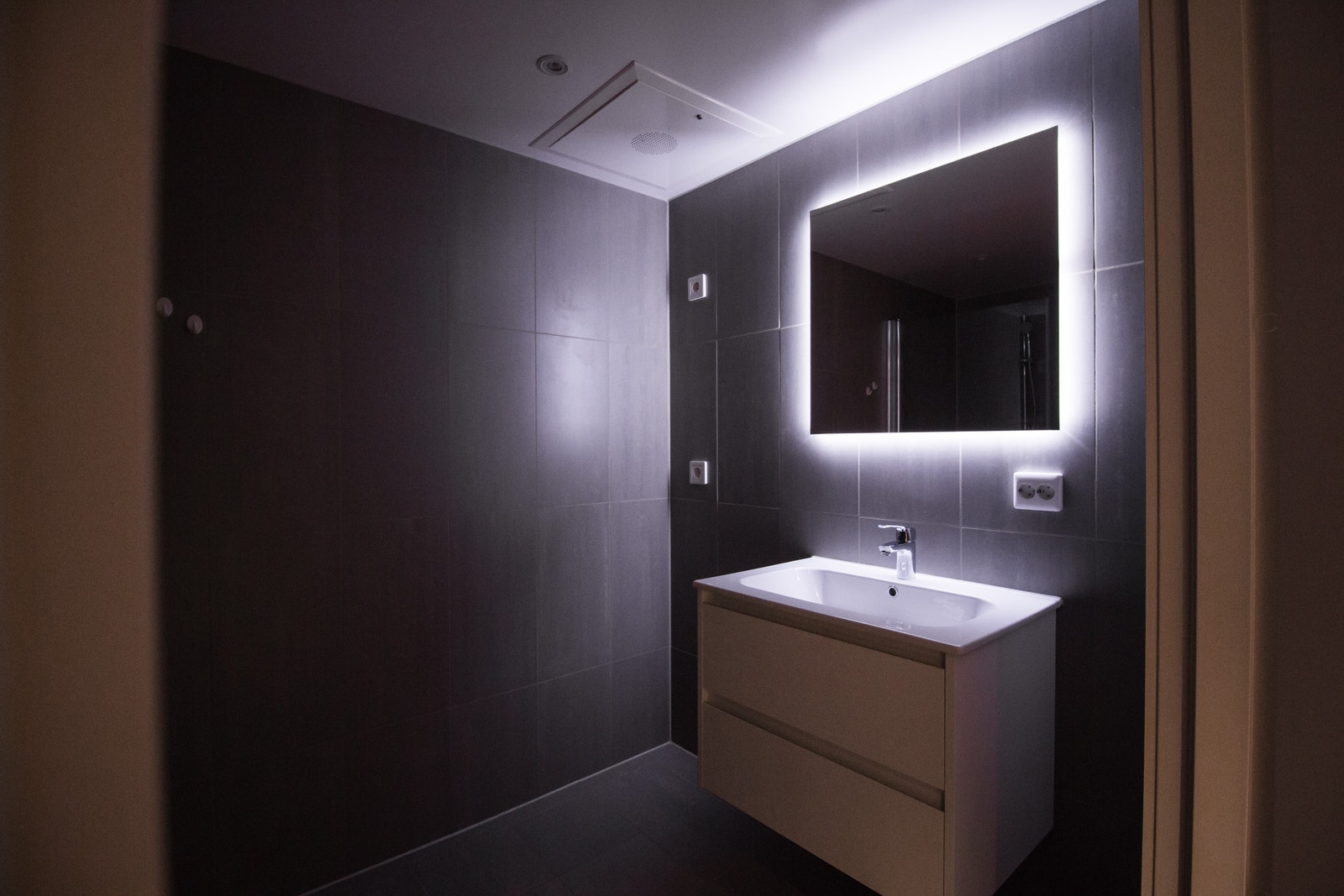 Flott bad med opplegg for vaskemaskin og tørketrommel Galleribilde