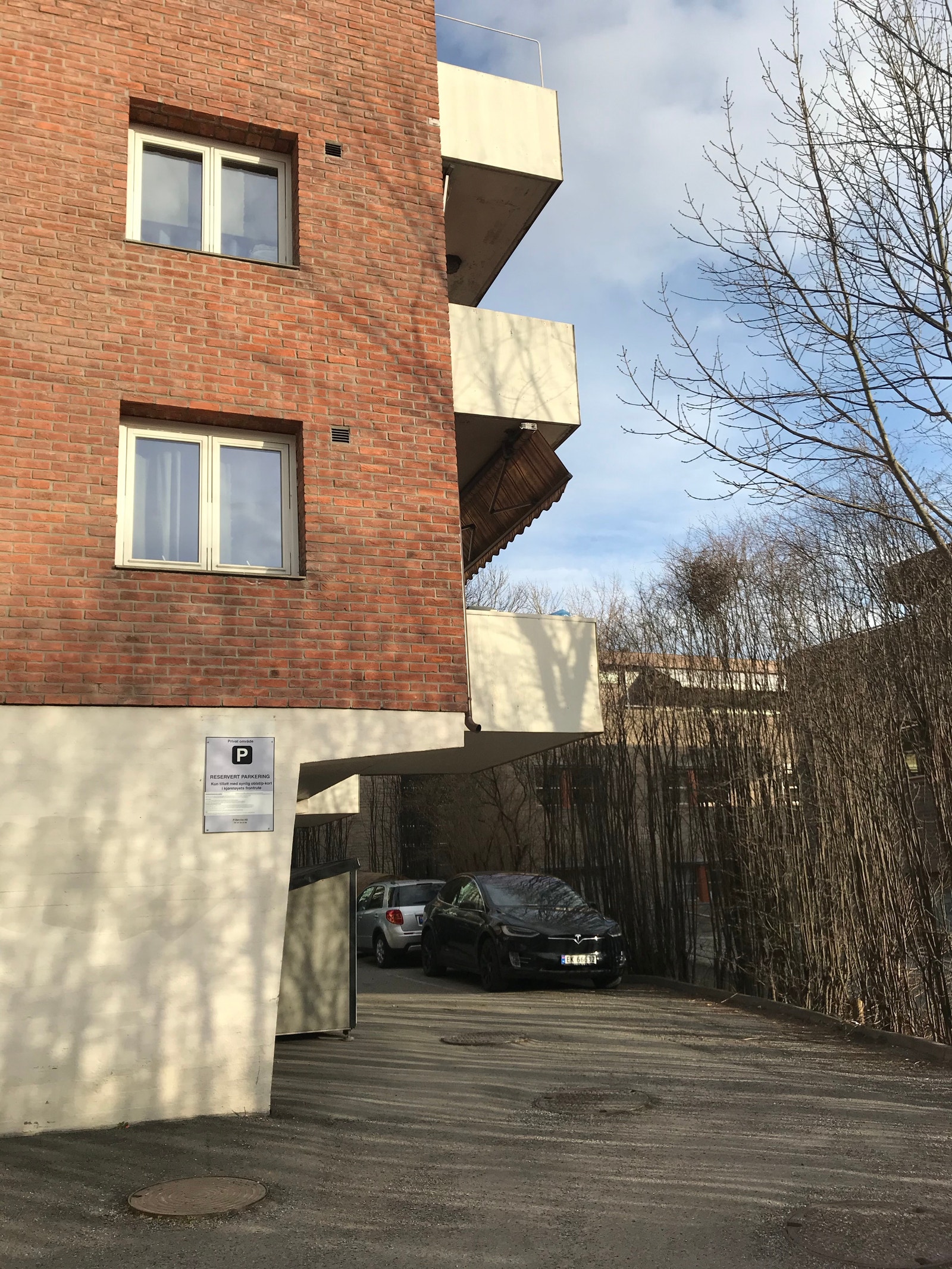 Parkering bak bygården Galleribilde