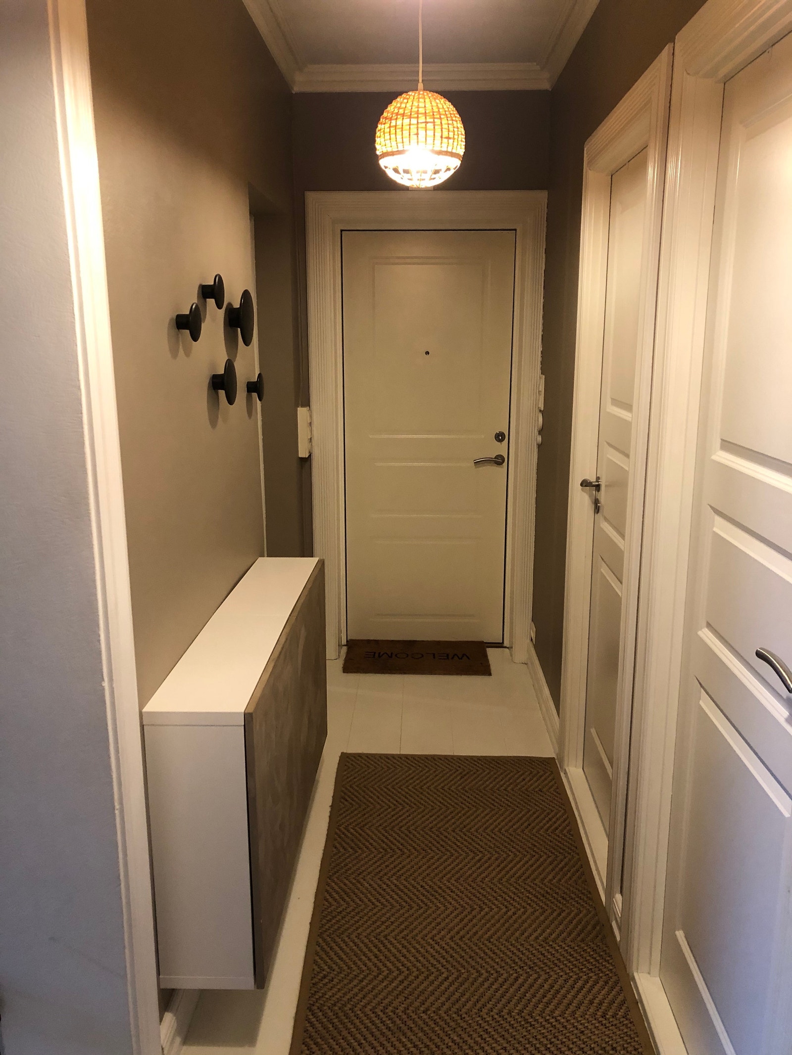 Gang mot inngangsdør Galleribilde