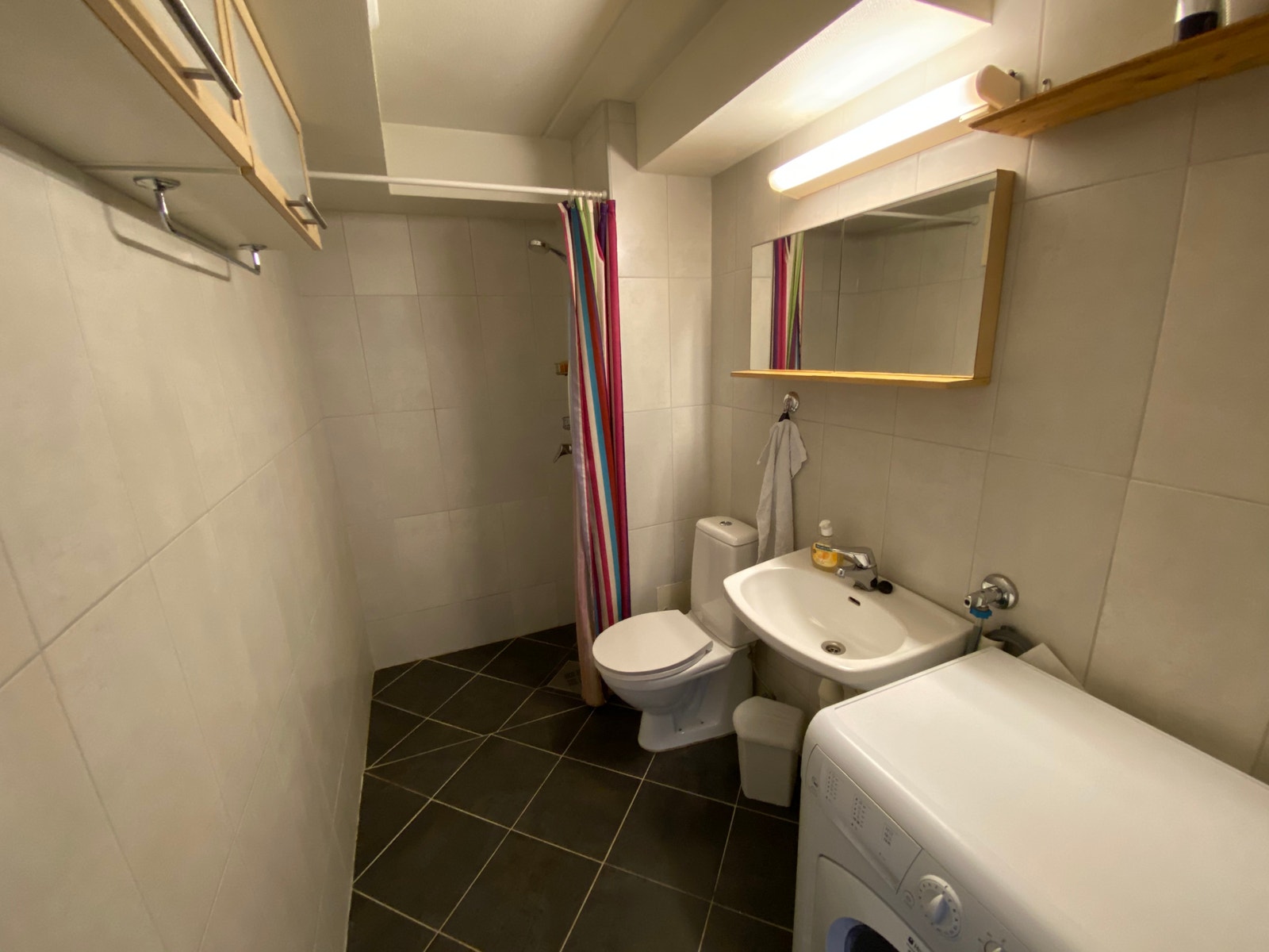 Bad med vaske/tørkemaskin Galleribilde