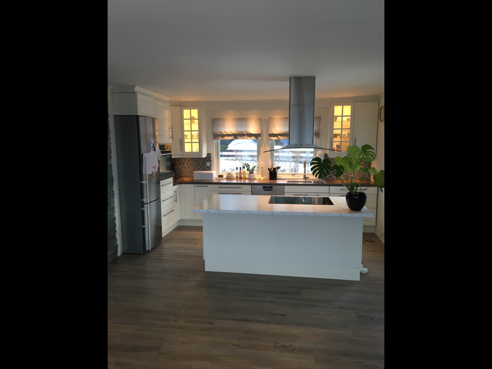 Kjøkken m stor øy Galleribilde