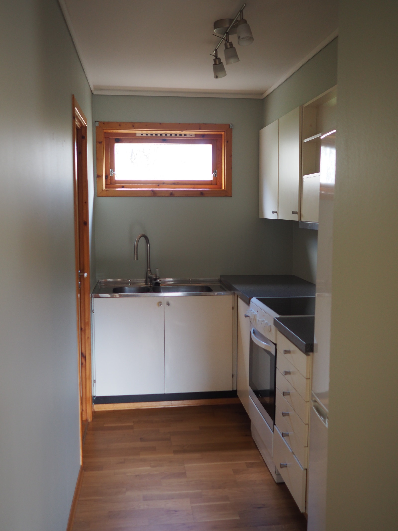 Kjøkken med inngang til stor bod. Kjøkkenutstyr følger med. Galleribilde